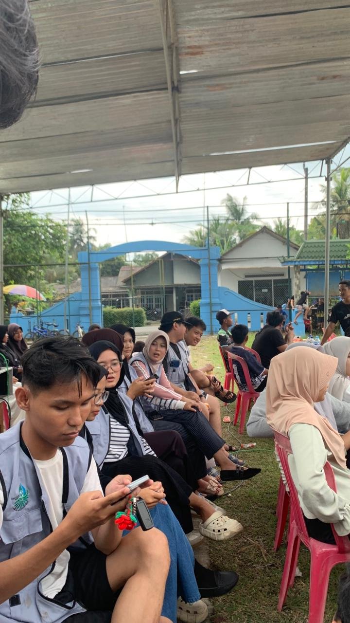 meramaikan menjadu suporter tim voli jatimulyo di pertandingan antar kecamatan