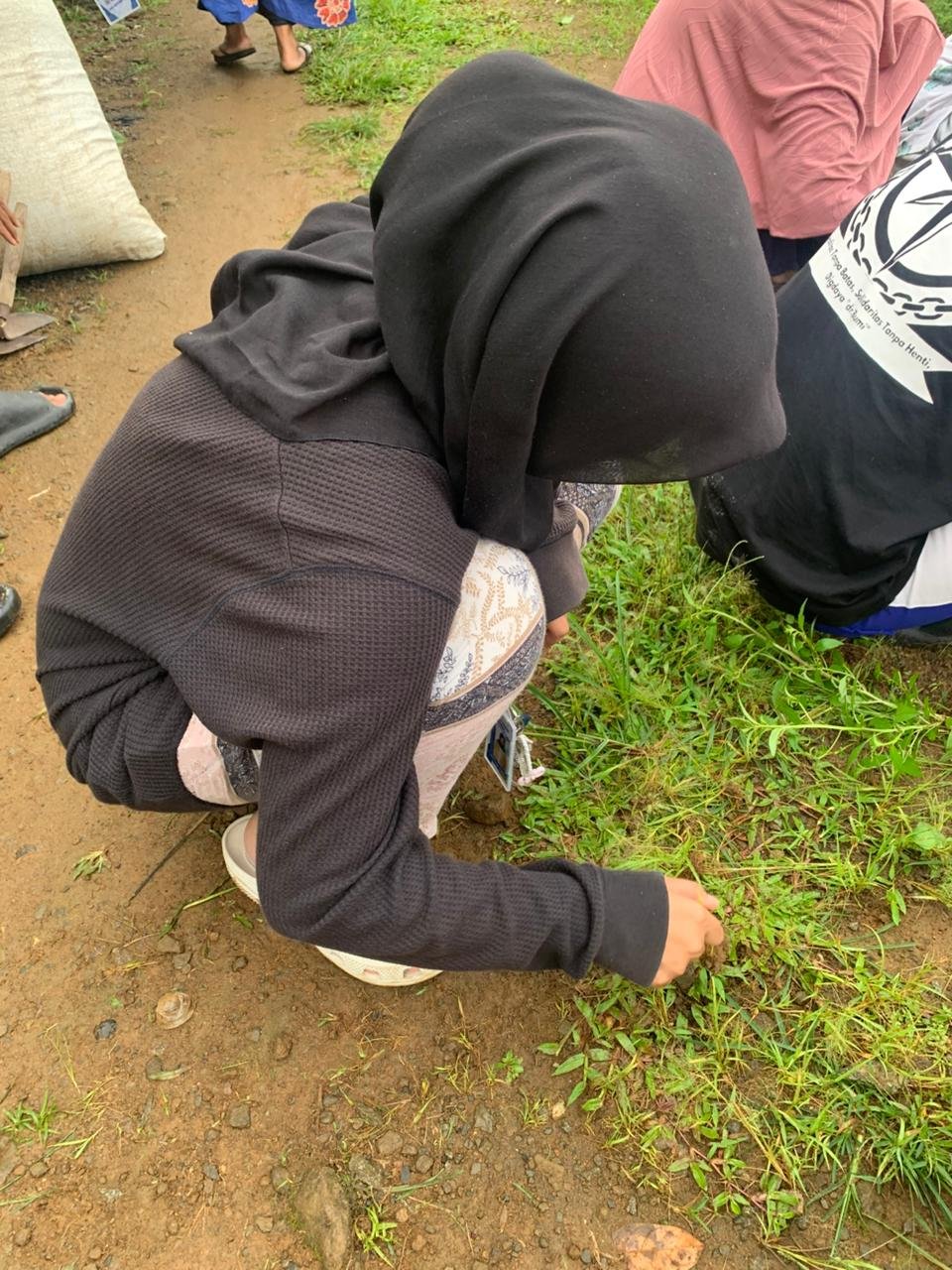 KERJA BAKTI DENGAN IBU-IBU KWT