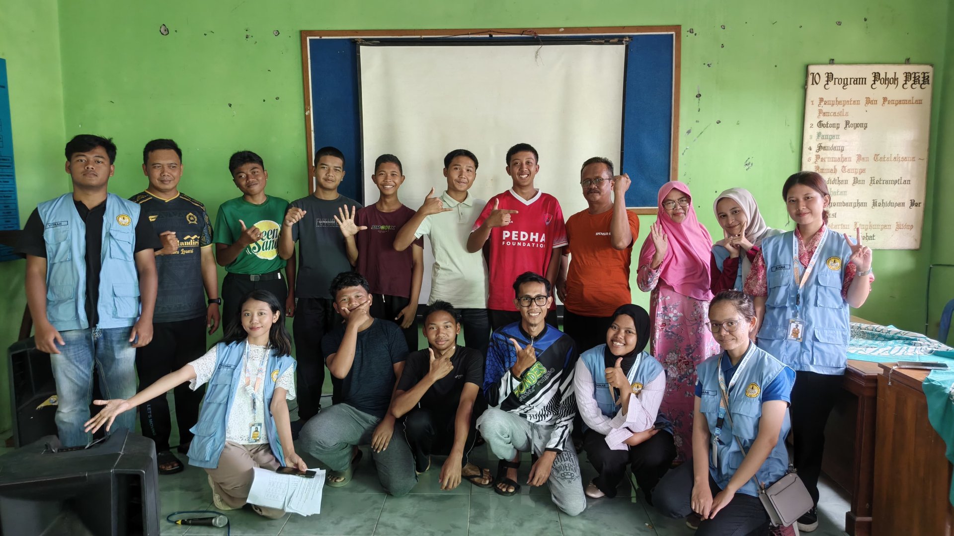 Sosialisasi dan Demonstransi Pembuatan Pupuk Kompos dari Daun kering