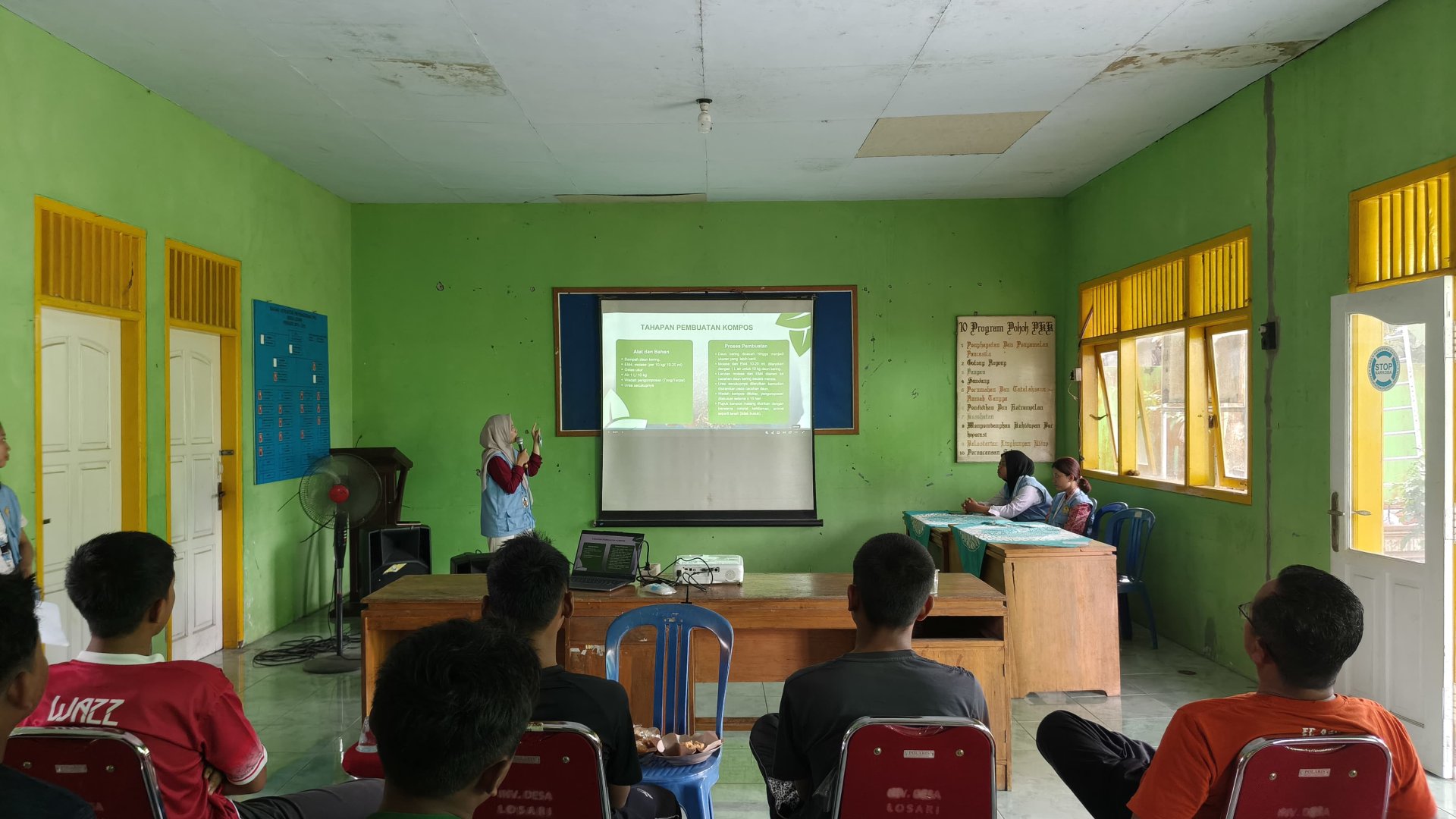 Sosialisasi dan demonstrasi pembuatan pupuk kompos dari daun kering