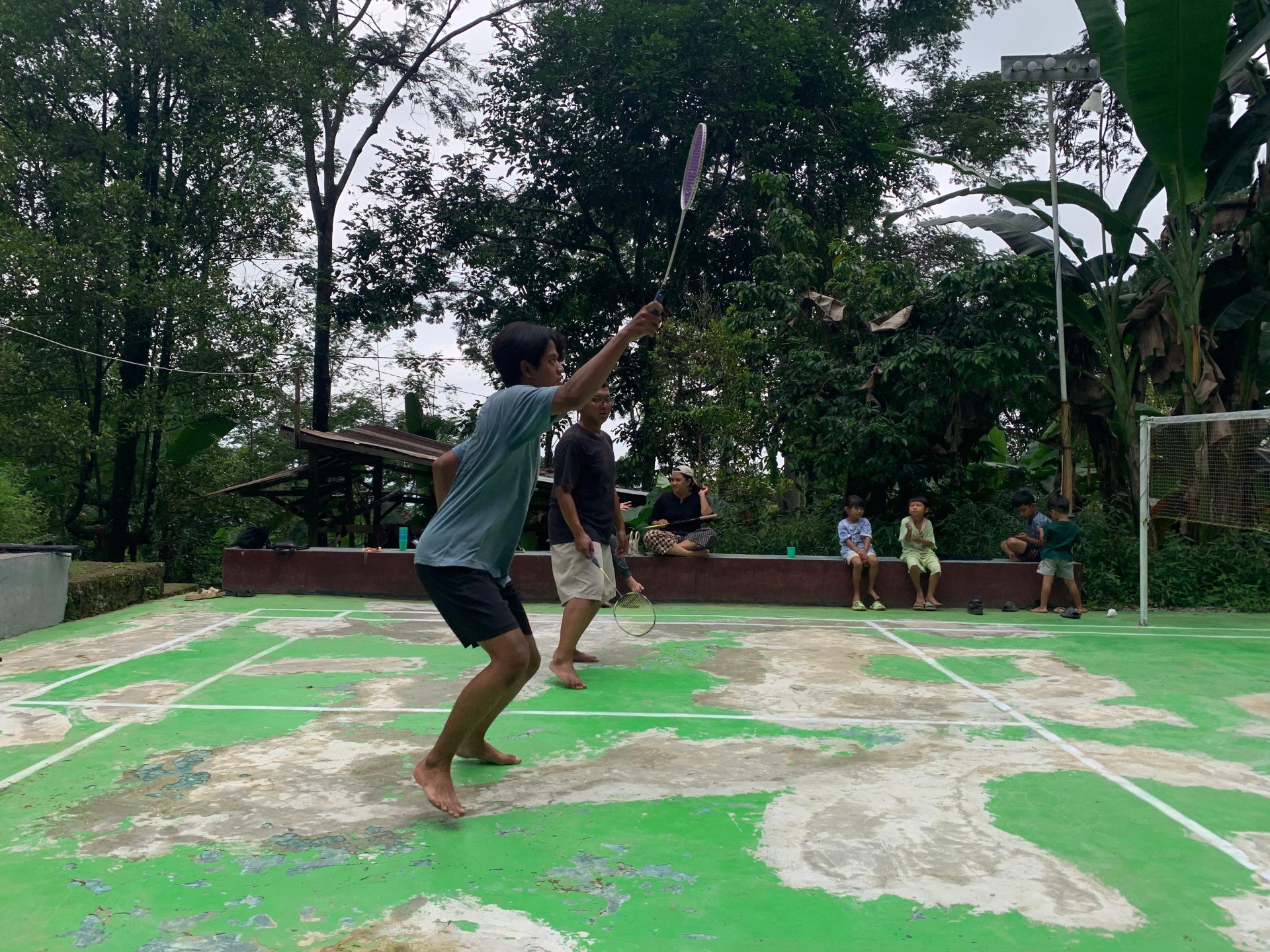 Bermain Badminton bersama Warga