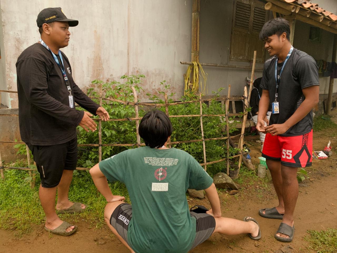 Kerja bakti bersama ibu KWT