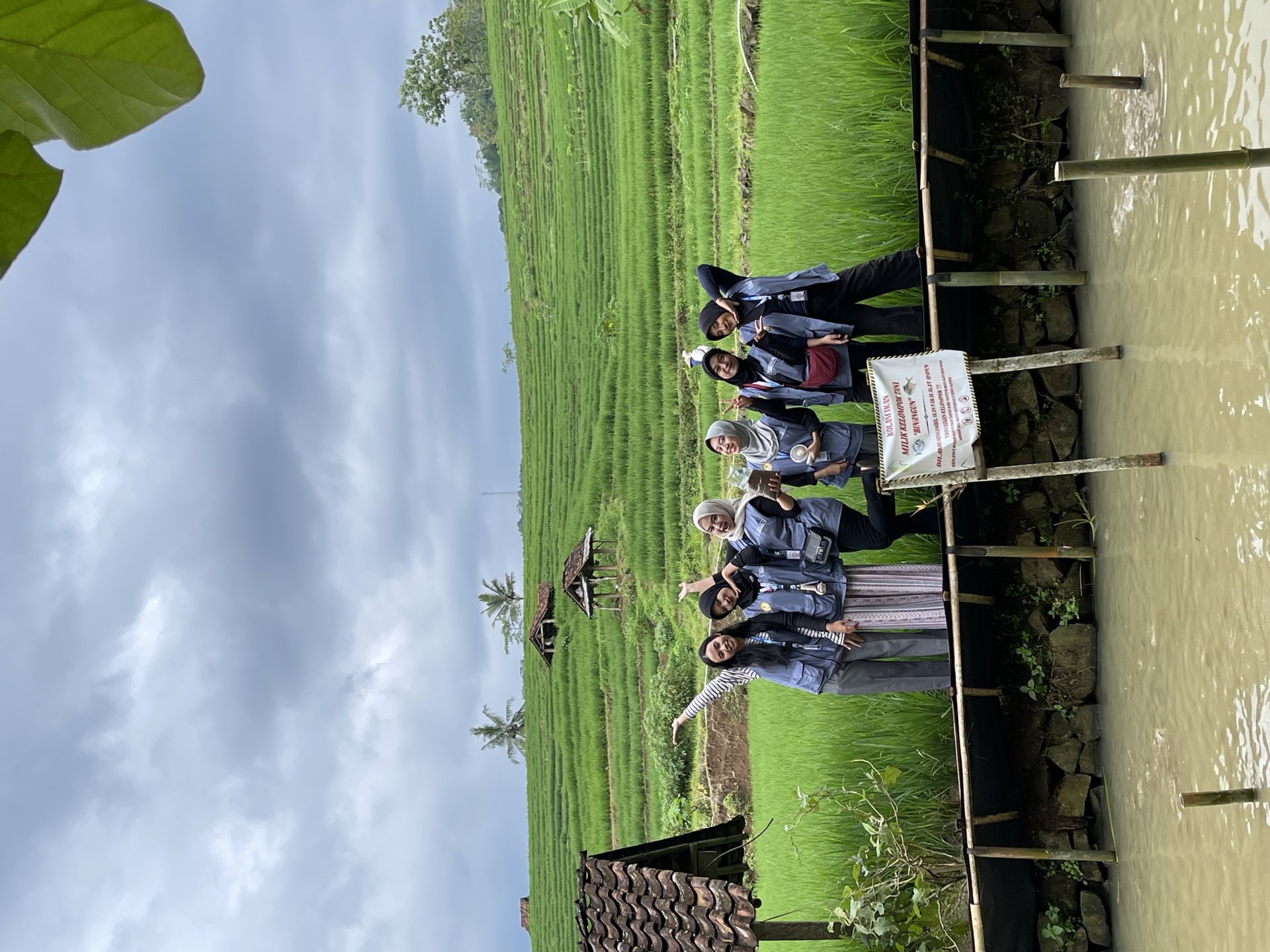 Mahasiswa KKN UNSOED 2026 Desa Lancar Lakukan Kunjungan dan Pemberian Pakan di Kolam Budidaya Ikan Bawal, Nila, dan Mas