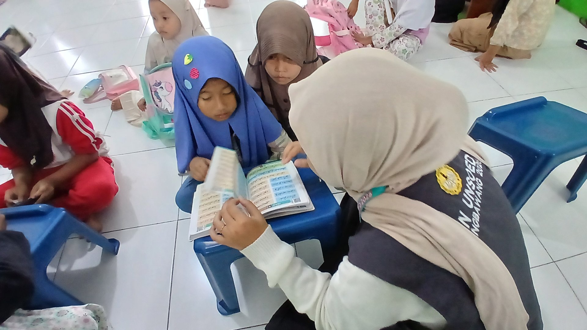 Pengajaran Al-Qur'an dan Iqro di TPQ oleh Inayu, ade, hani