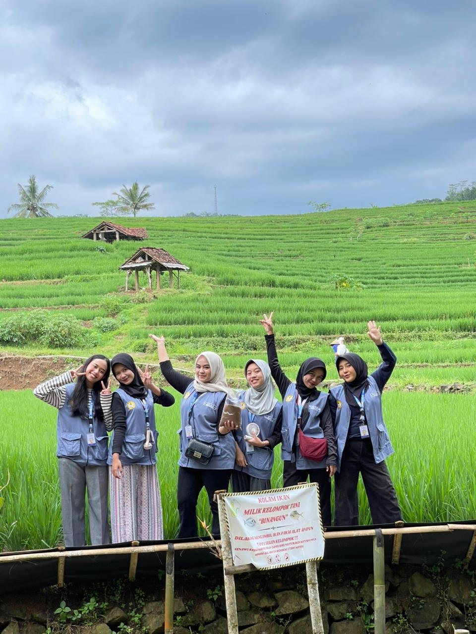 Kunjungan dan Pemberian Pakan di Kolam Ikan Kelompok Tani
