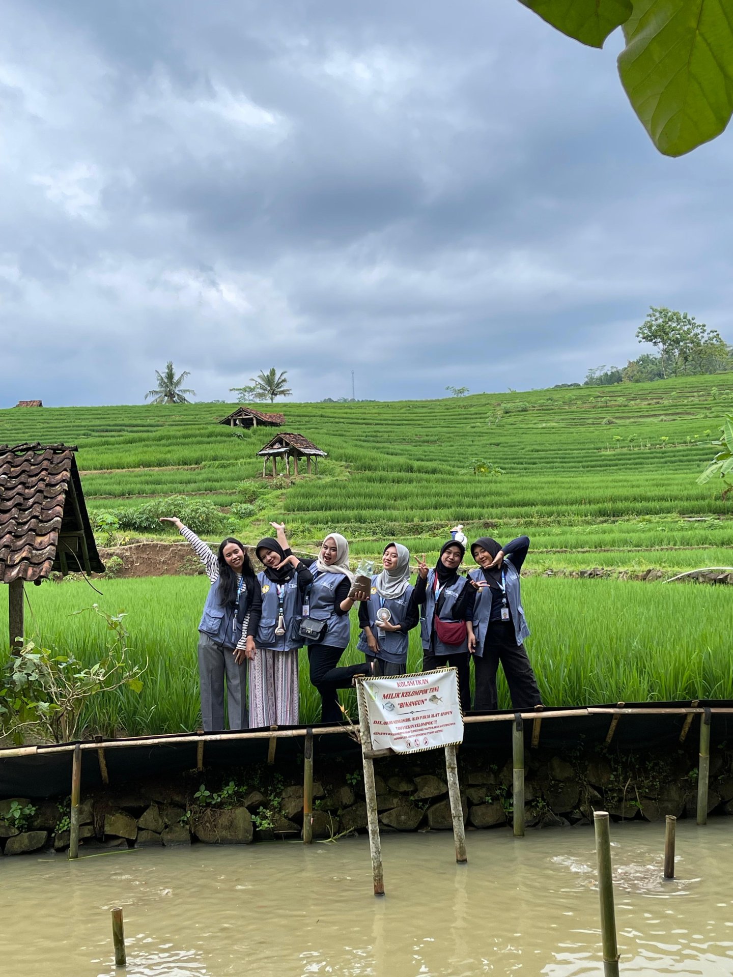 Mahasiswa KKN UNSOED 2026 Desa Lancar Lakukan Kunjungan dan Pemberian Pakan di Kolam Budidaya Ikan