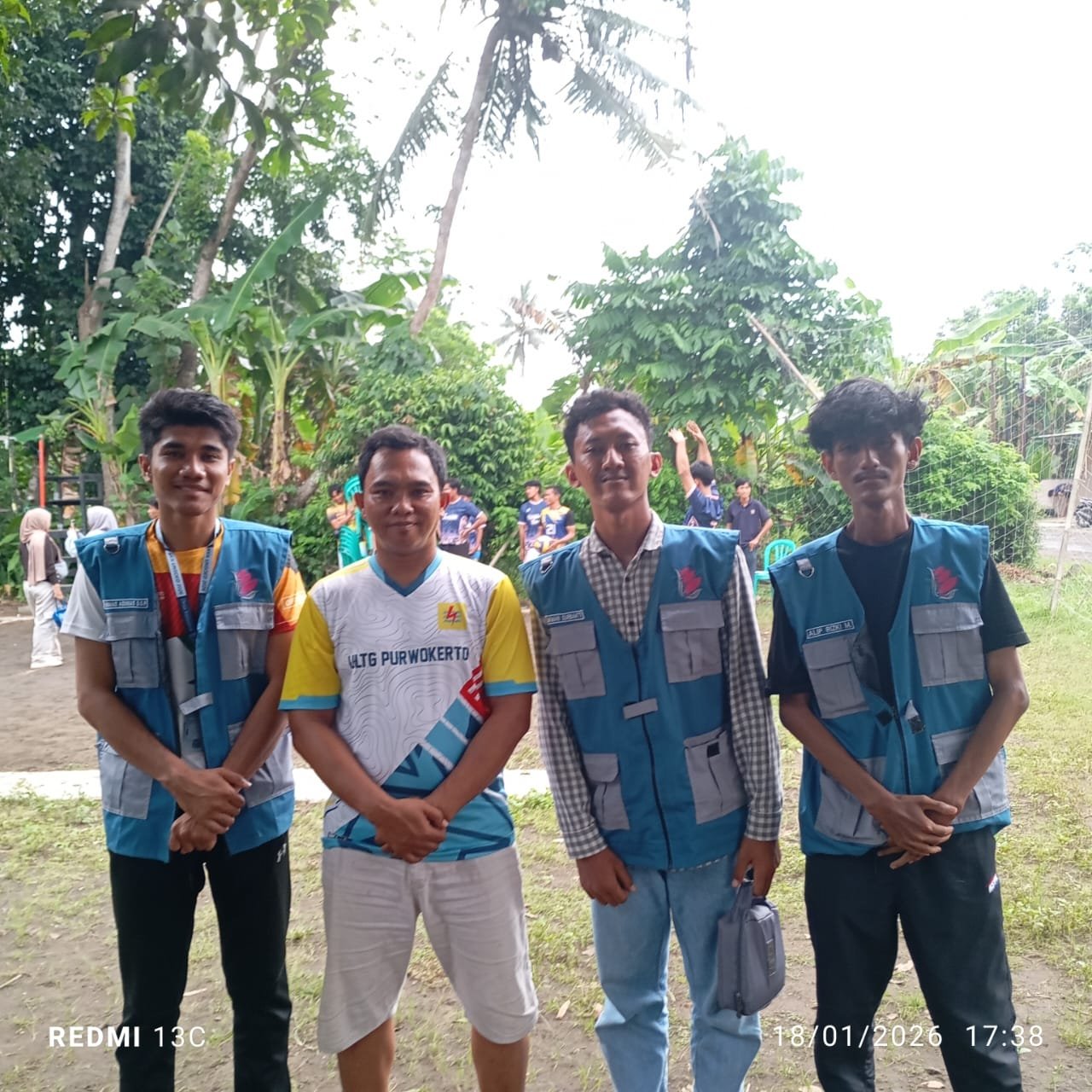 Berpartisipasi menjadi hakim garis dalam perlombaan voli desa kalisabuk