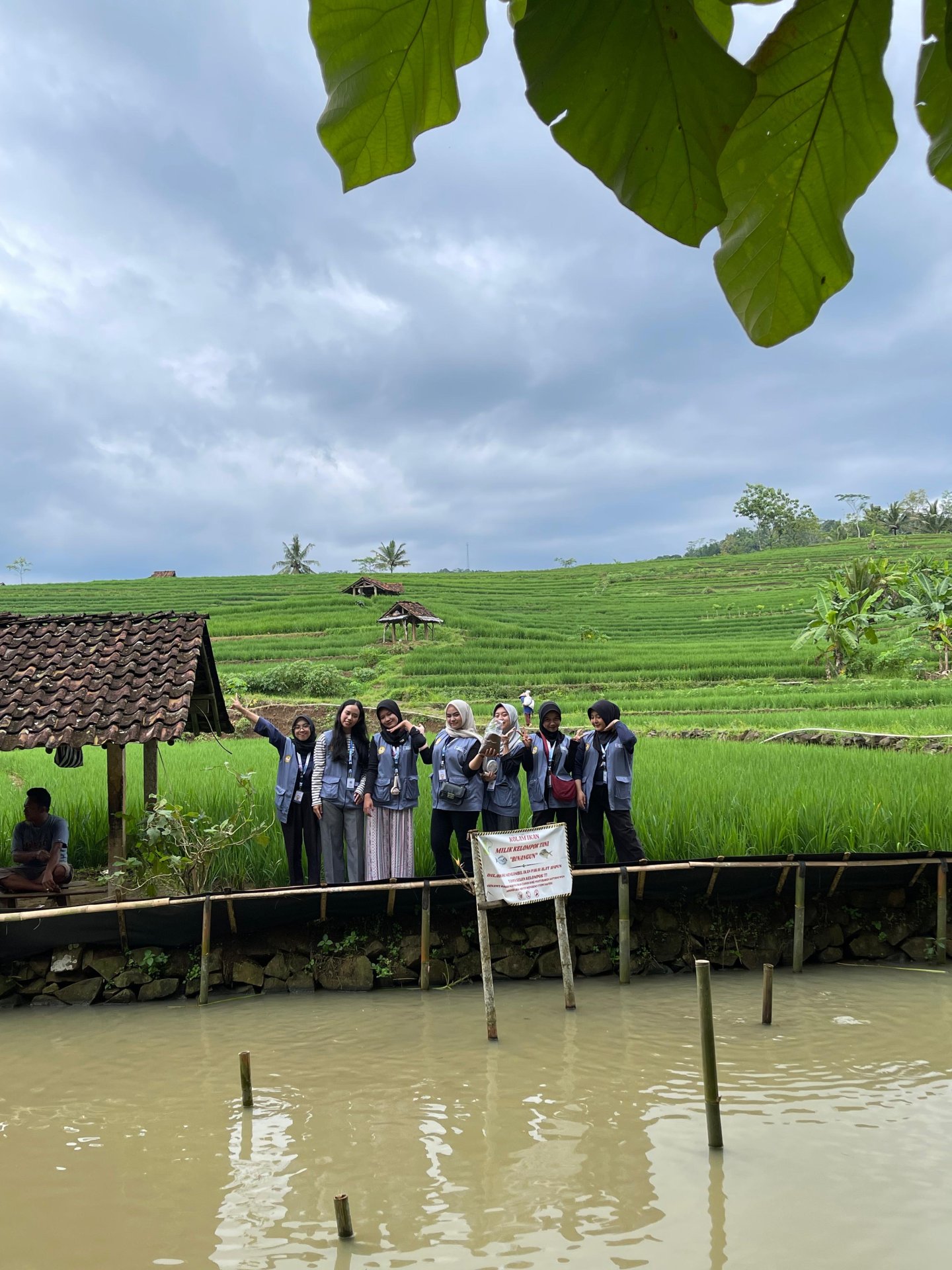 Mahasiswa KKN UNSOED 2026 Desa Lancar Lakukan Kunjungan dan Pemberian Pakan di Kolam Budidaya Ikan Nila