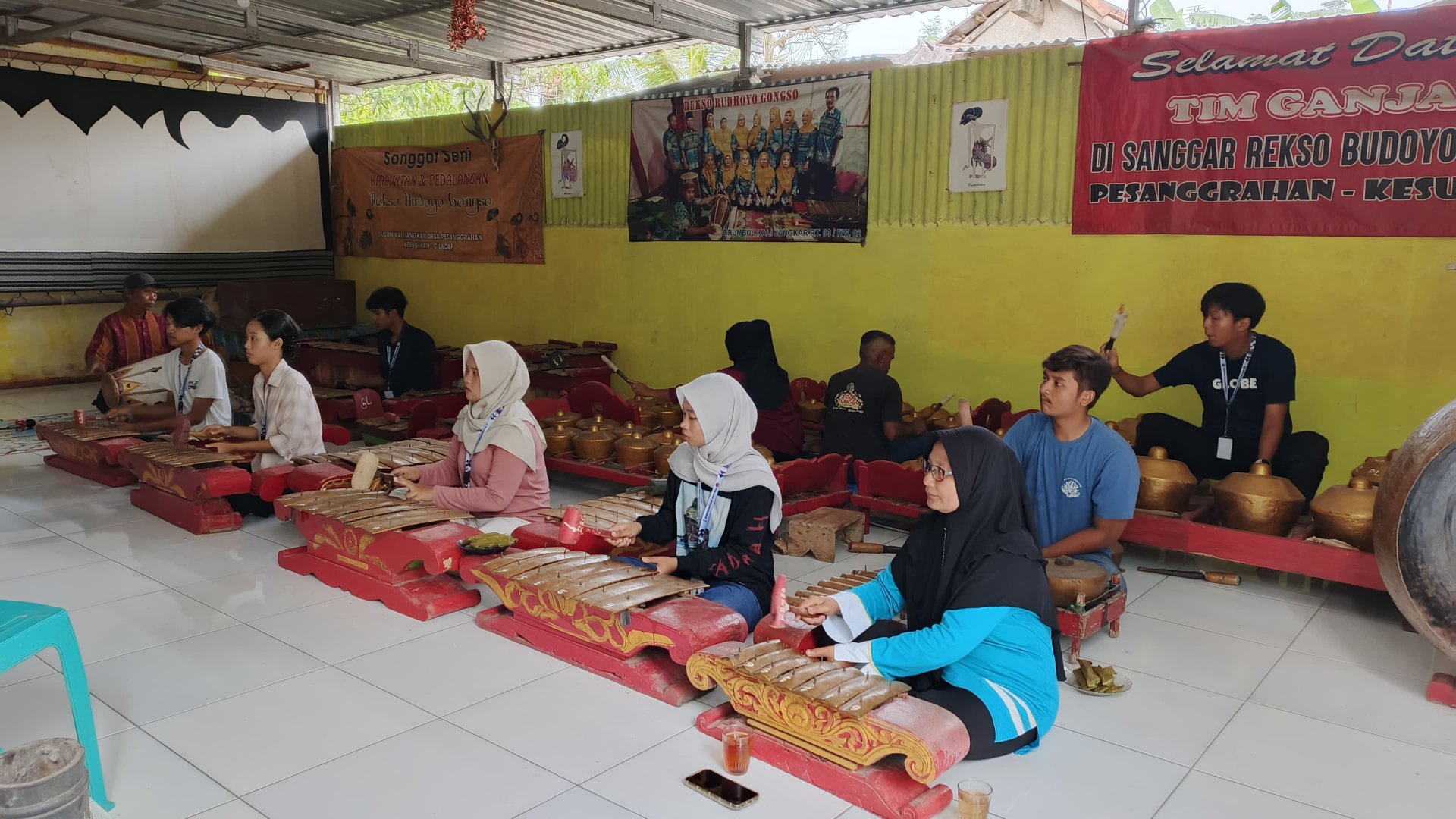 Kegiatan hari keduabelas : Praktik alat musik tradisional