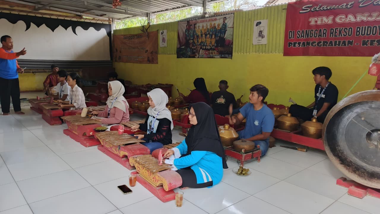 Kegiatan Hari Keduabelas | Bagian 2 : Mengikuti Kegiatan Karawitan