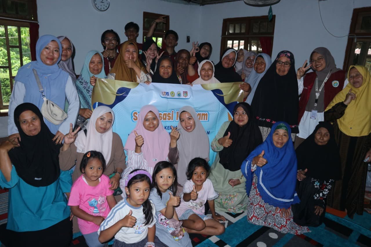 MELAKSANAKAN PROKER PEMUPUKAN TANAMAN TOMAT DAN SOSIALISASI PESTISIDA NABATI