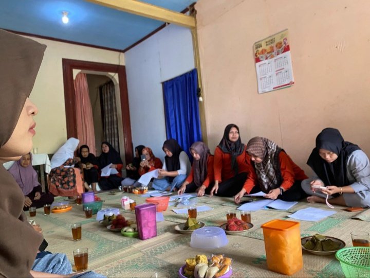 Jalin Silaturahmi dengan kelompok PKK RT 02 RW 03 Kelurahan Wadaslintang