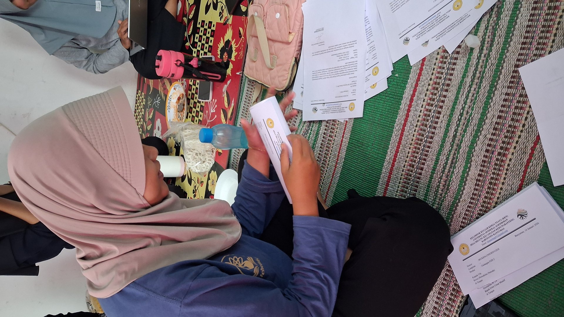 Menyiapkan surat fgd 2 dan melengkapi data buku destana