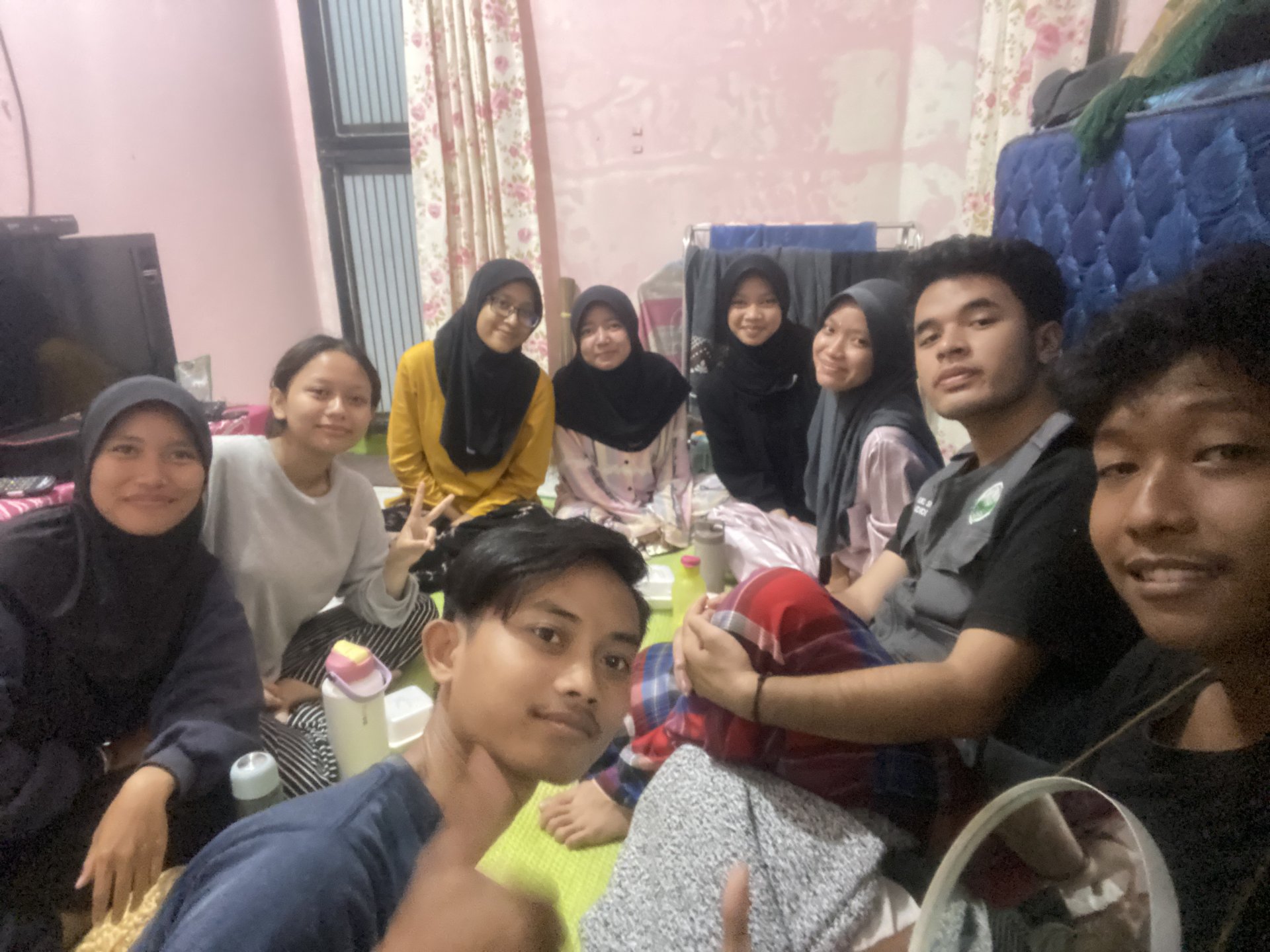 Rapat membahas program kerja di hari besok