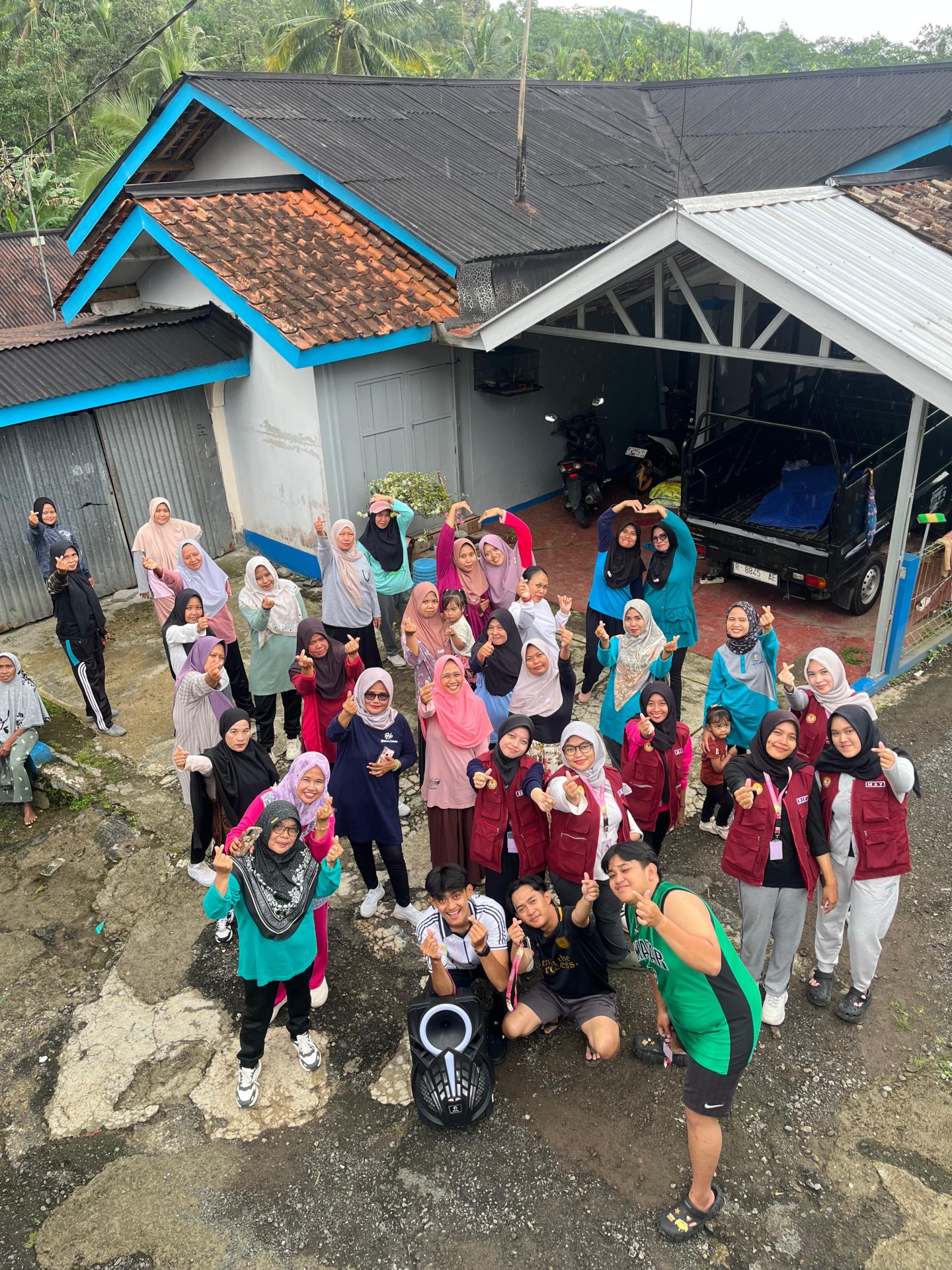 Senam pagi bersama ibu-ibu desa tanalum