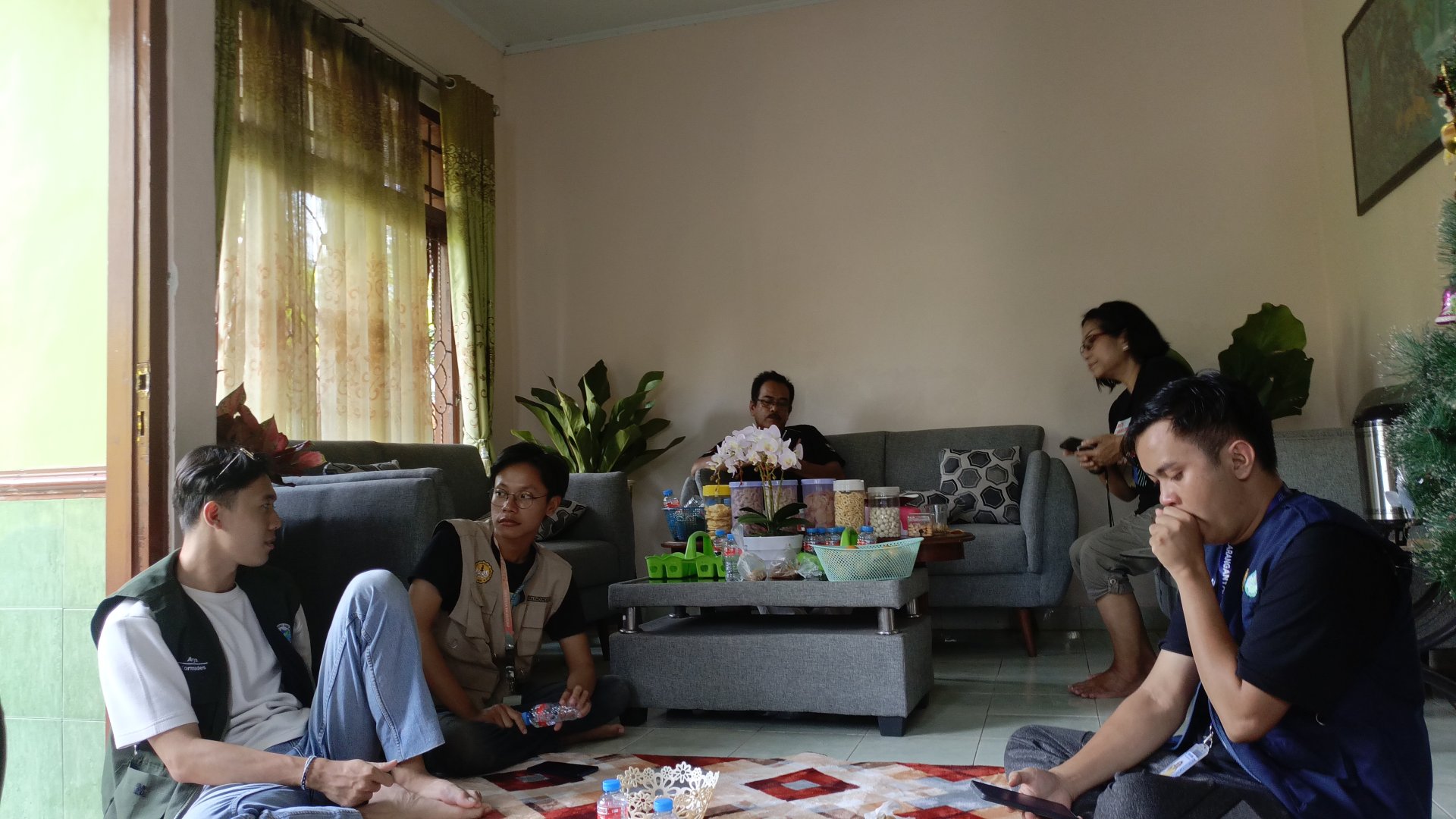 Silaturahmi dan Sharing Pengalaman Pengabdian Lintas Kelompok KKN di Kediaman Ibu Margareta - Jumat, 16 Januari 2026