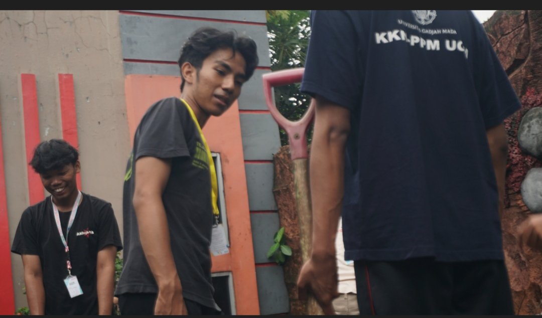 Kerja bakti membersihkan tanah