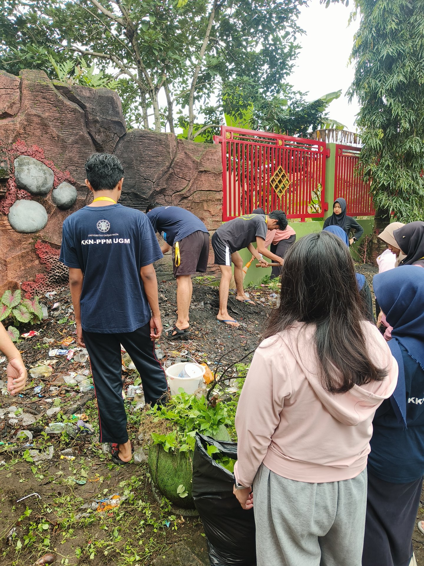Kerja bakti tempat pembangunan incenerator