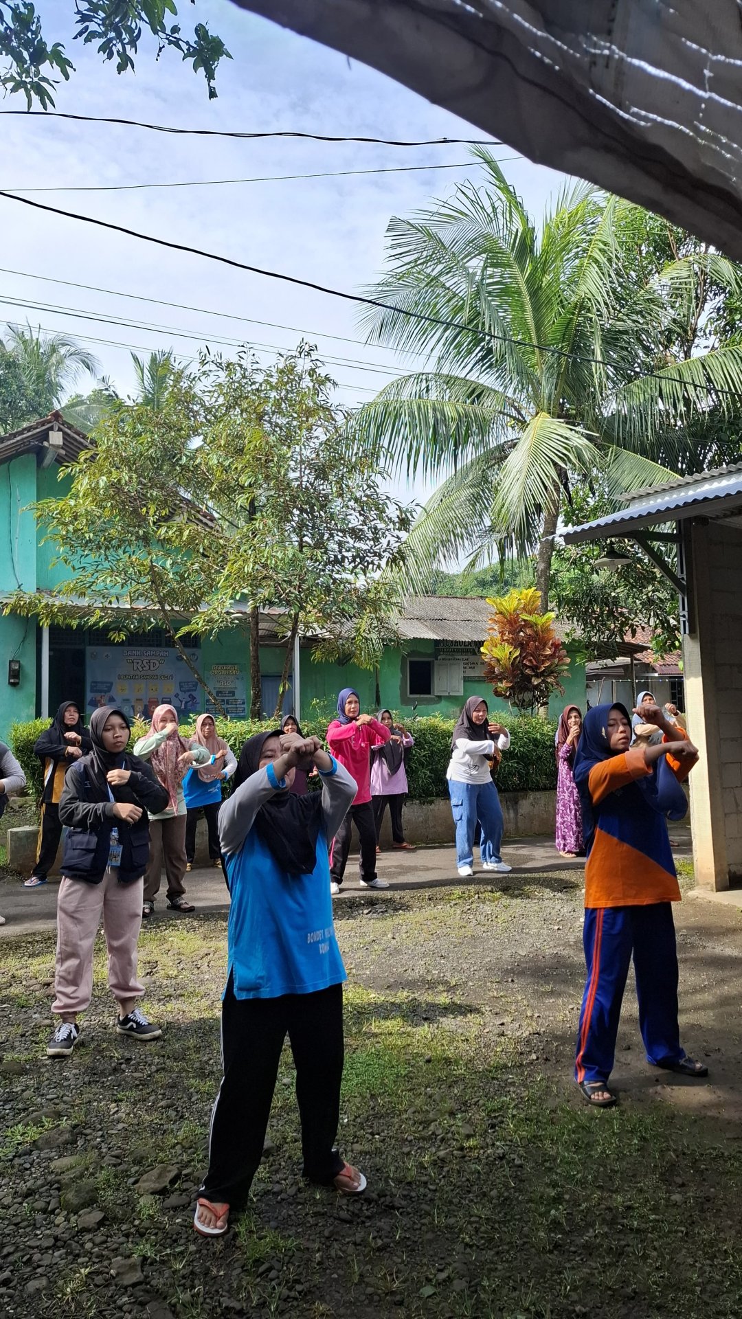 Senam pagi bersama ibu ibu PKK