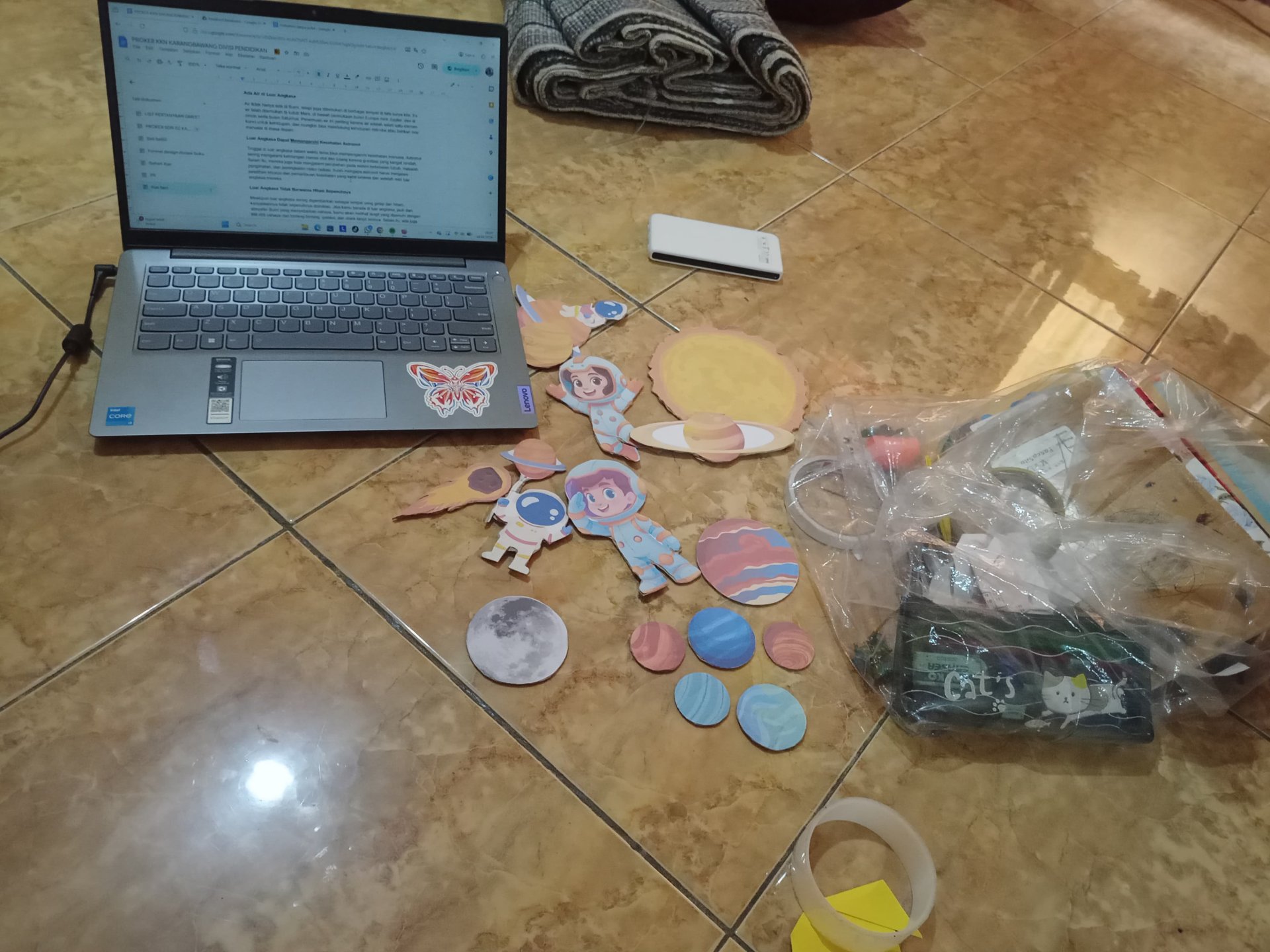 Pembuatan Hiasan dan Isi Mading