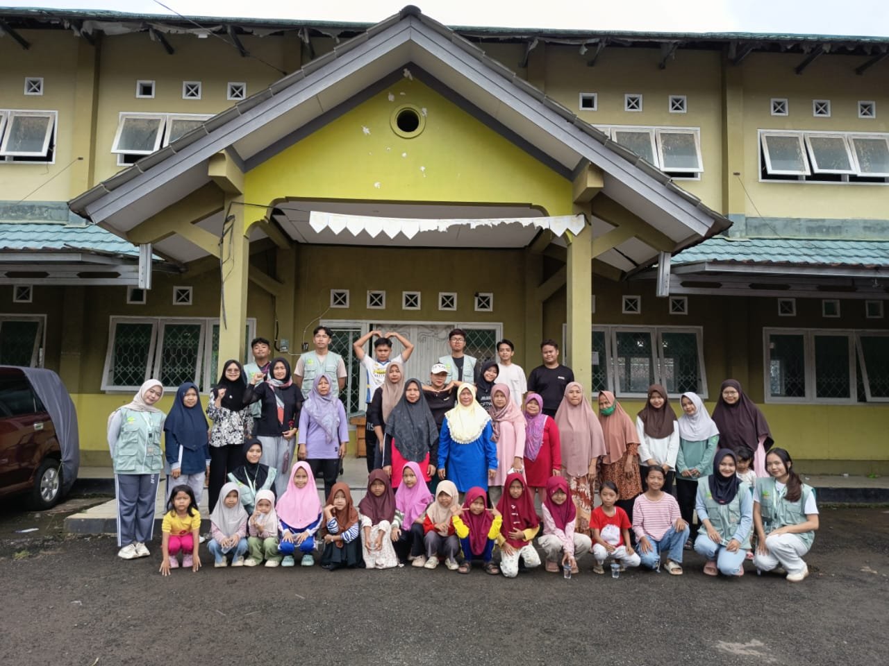 Mengikuti senam pagi