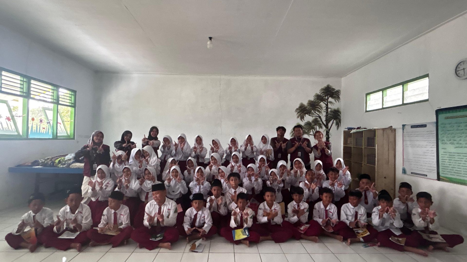 kegiatan belajar bahasa inggris di MI Maarif