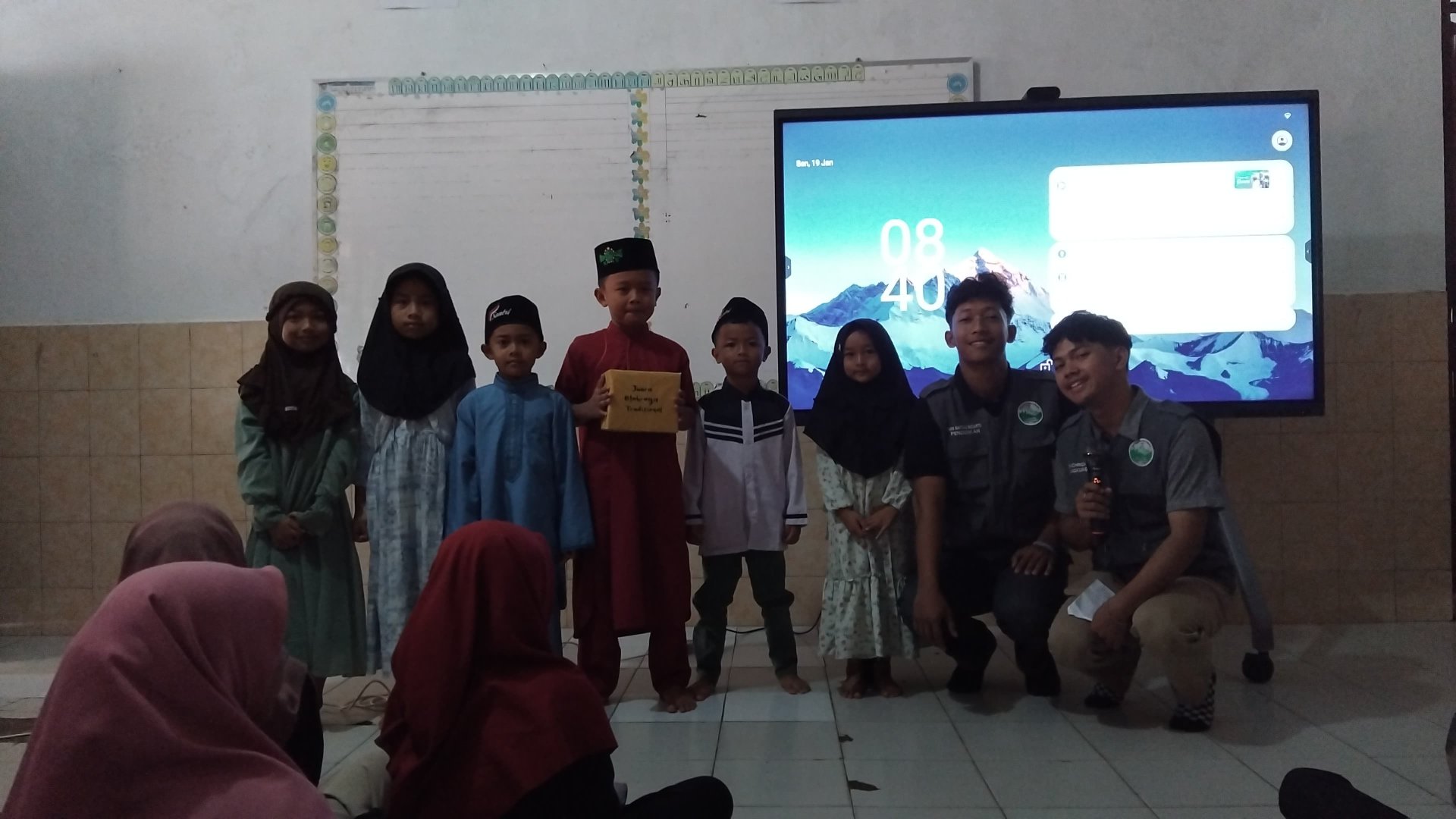 Pembagian hadiah Dasari SDN 1 Danasari
