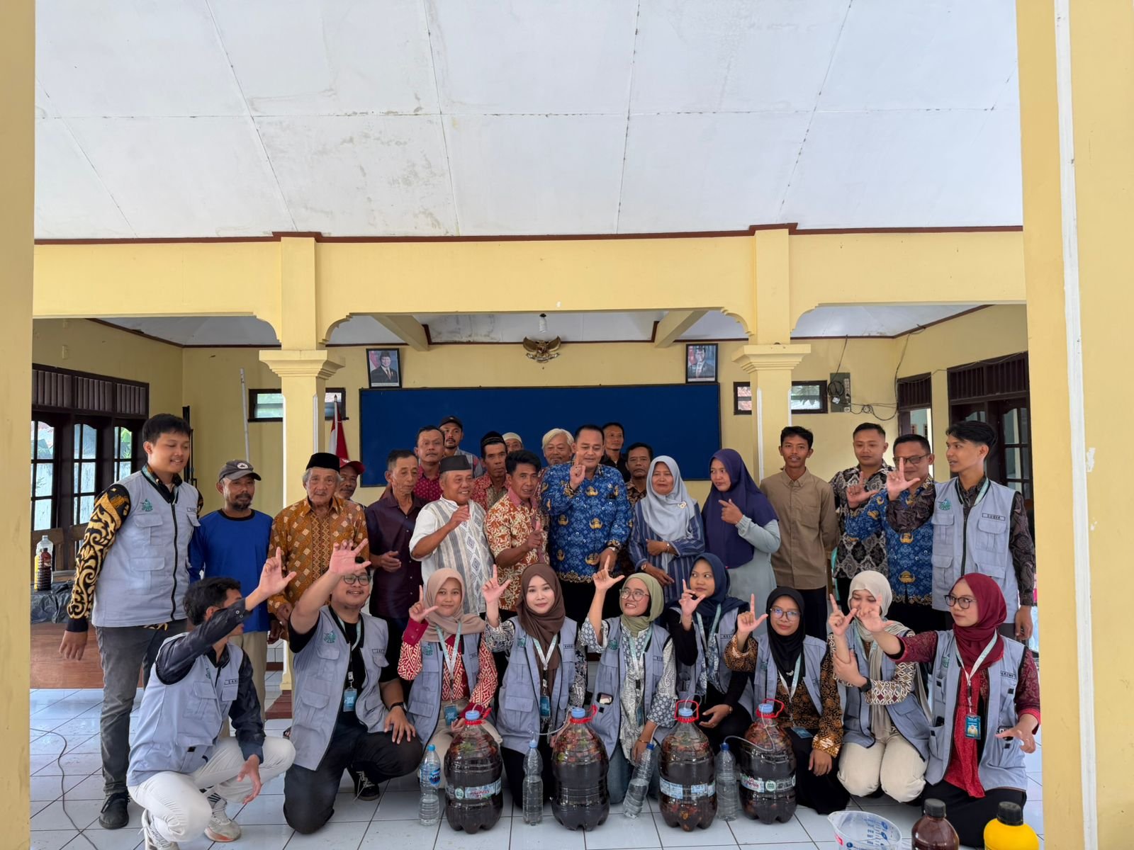 Sosialisasi dan Praktik Pembuatan Pupuk Organik Cair