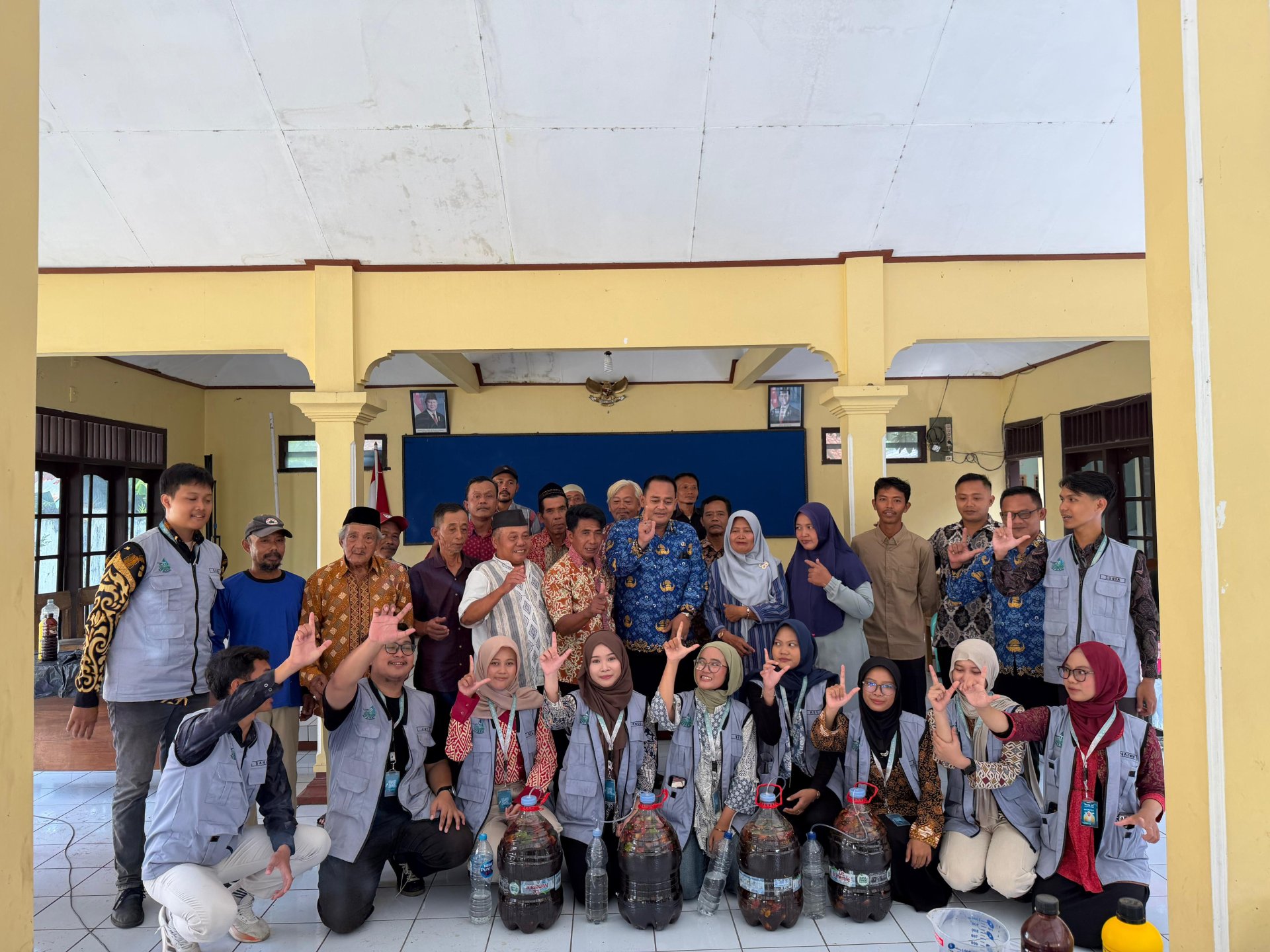 sosialisasi dan pembuatan pupuk organik cair di balai desa