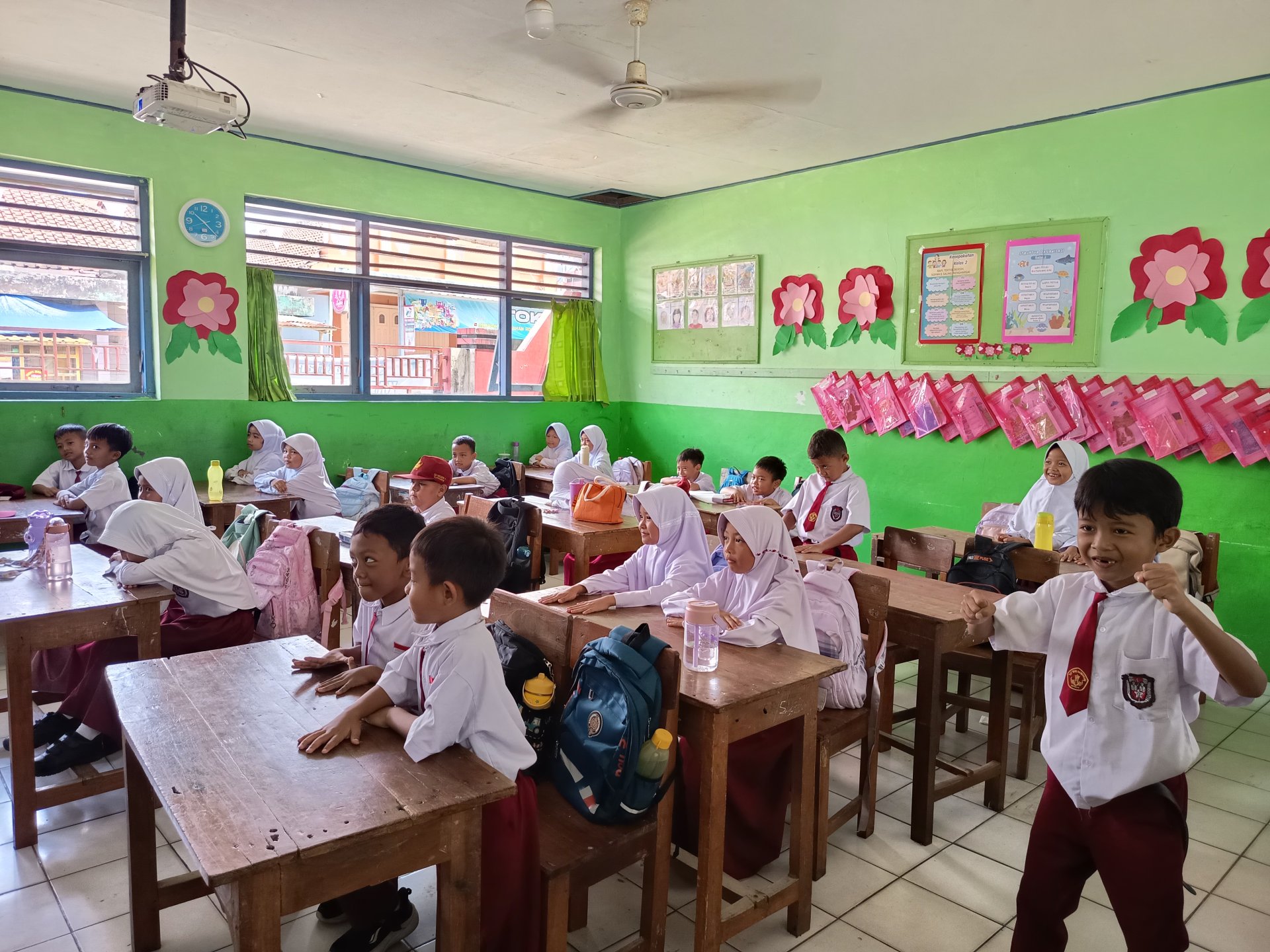 Melakukan sosialisasi perilaku hidup sehat dan bersih di SDN 01 Sumampir