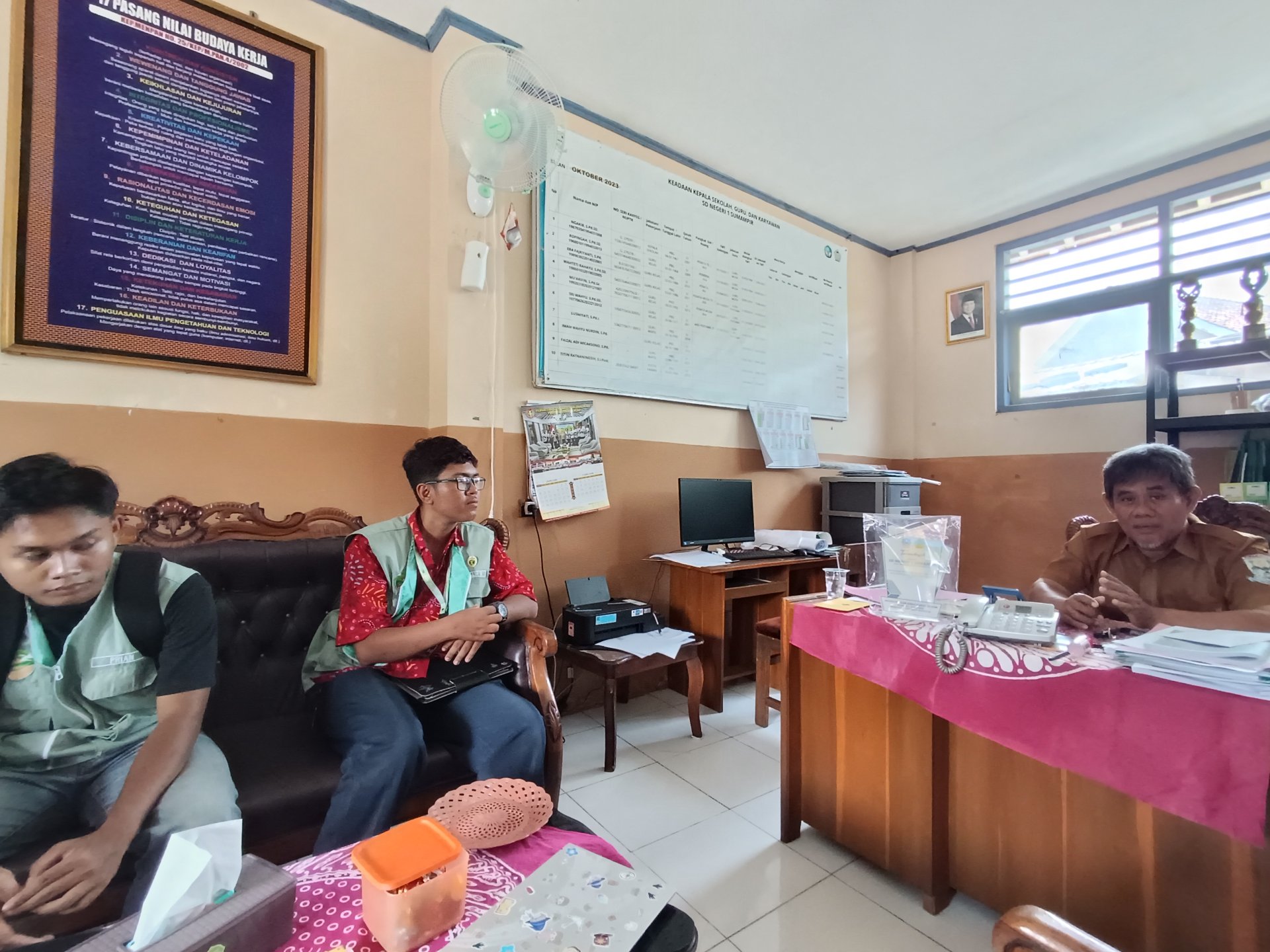 Melakukan sowan ke Kepala Sekolah SDN 01 Sumampir