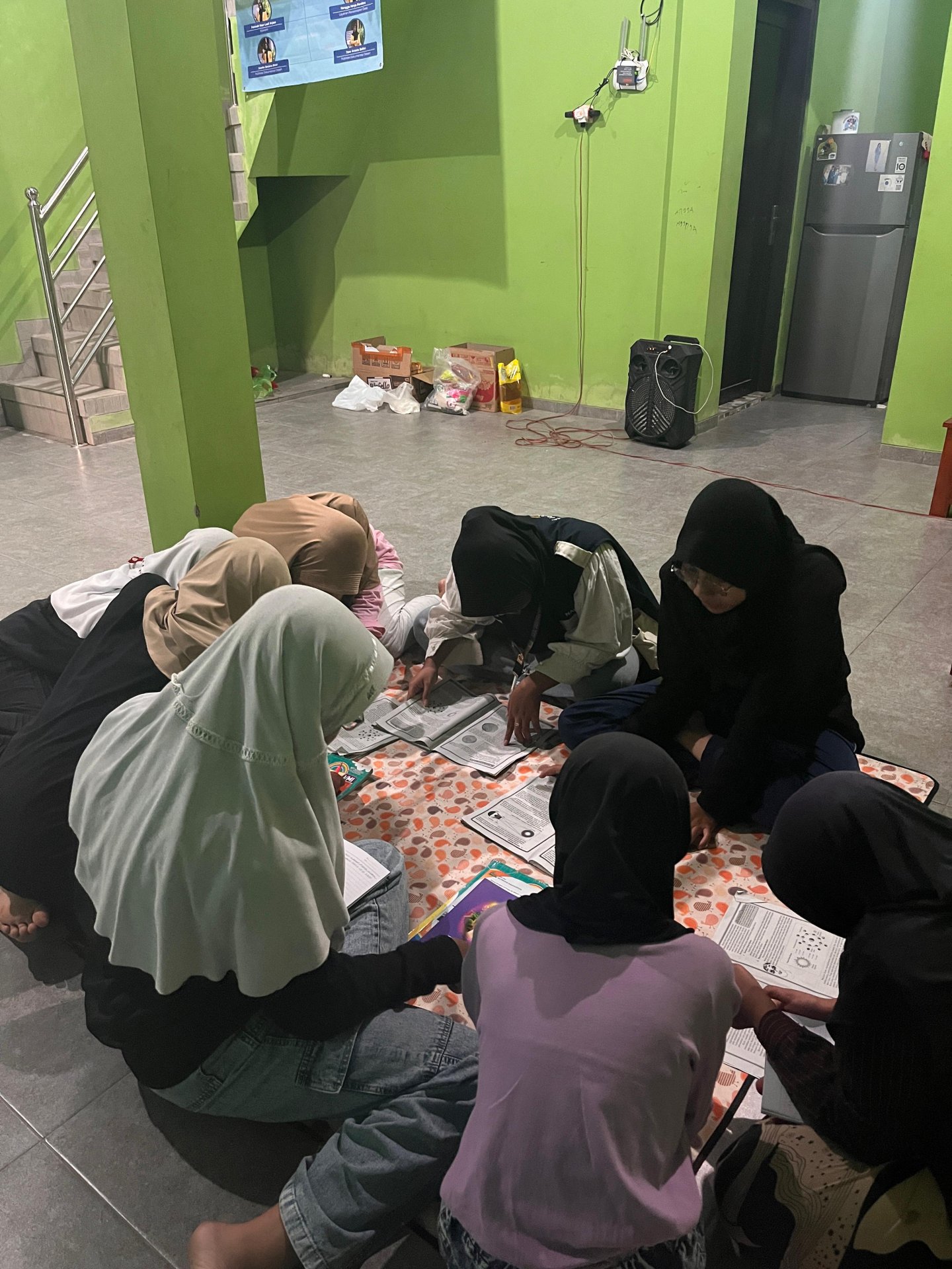 Mengajari anak-anak di sekitar posko ketika mengerjakan PR