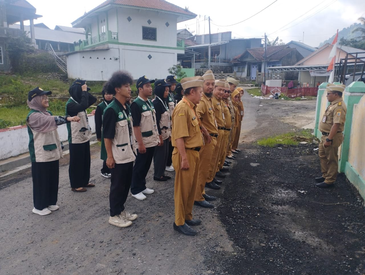 Melaksanakan apel pagi