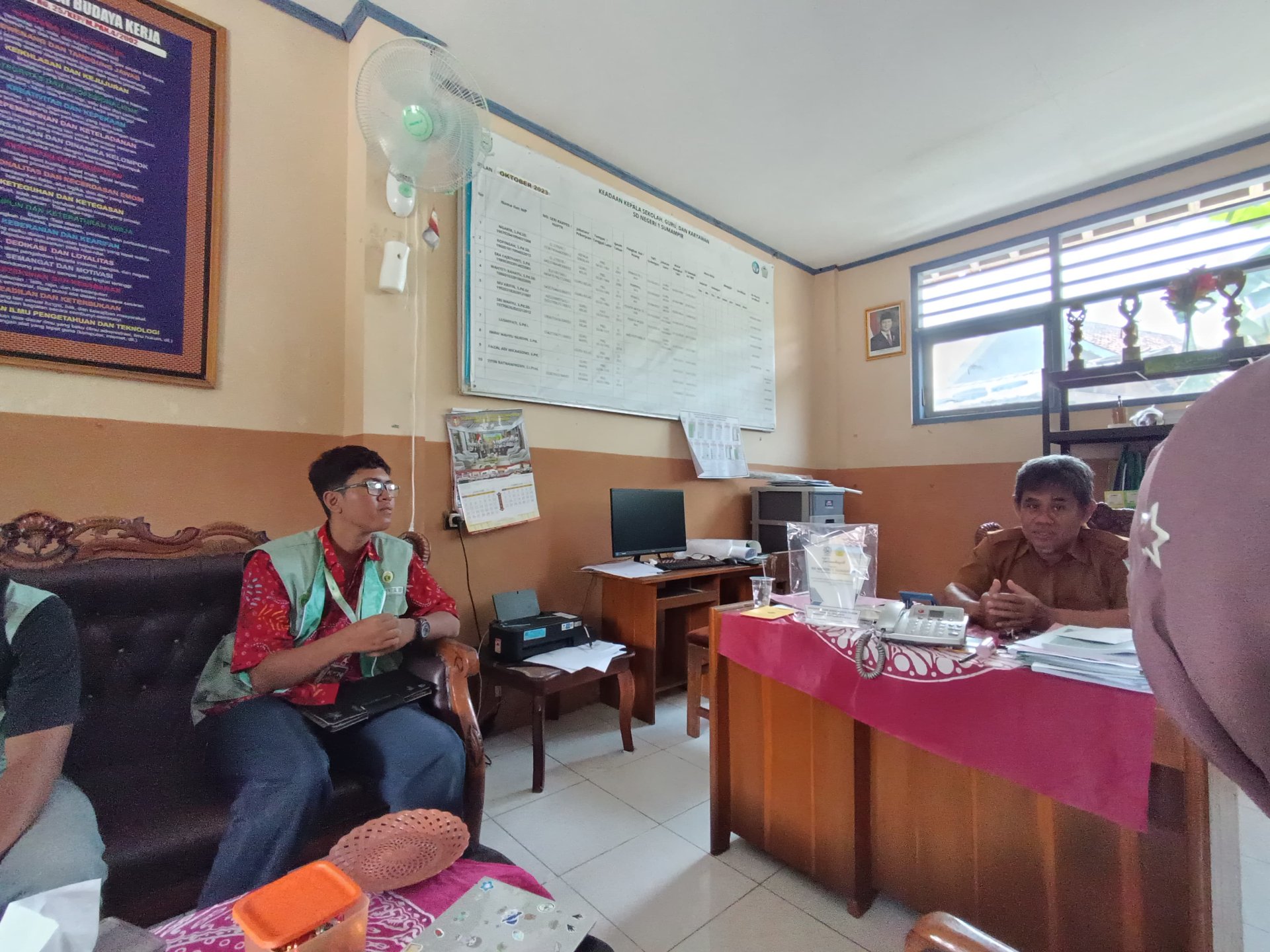 Sowan kepada bapak Kepala Sekolah SDN 1 Sumampir