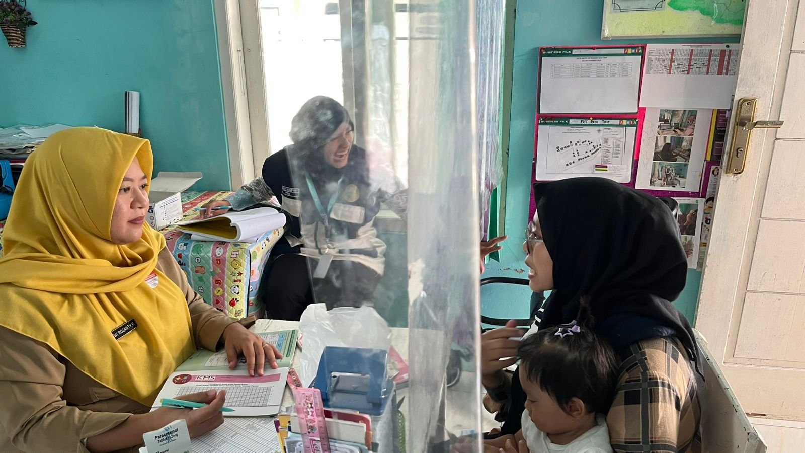 Pendampingan Posyandu di Balai Desa dan Pembuatan Akte Kelahiran