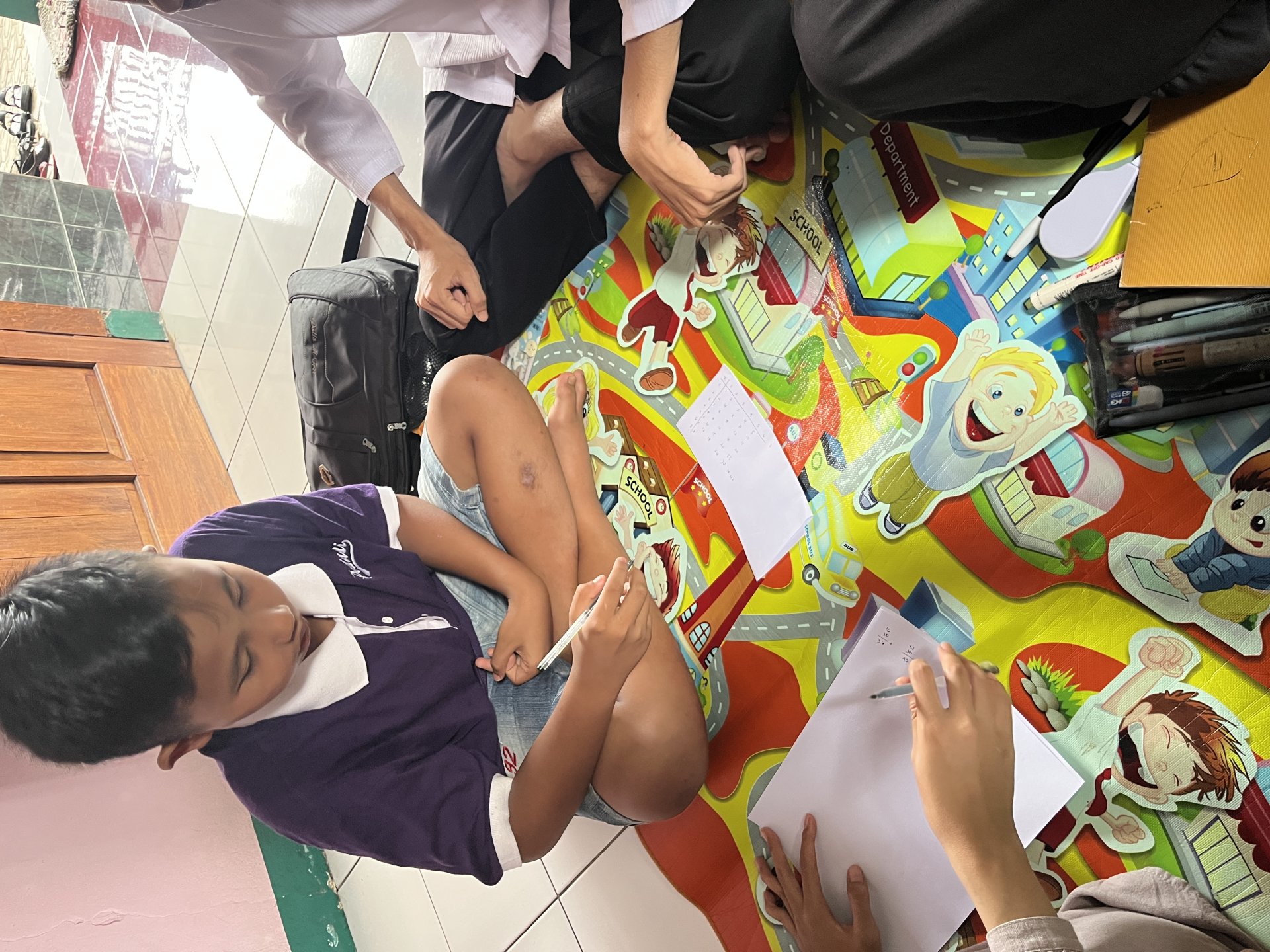 Mengajari anak-anak SDN di Les Bimbel