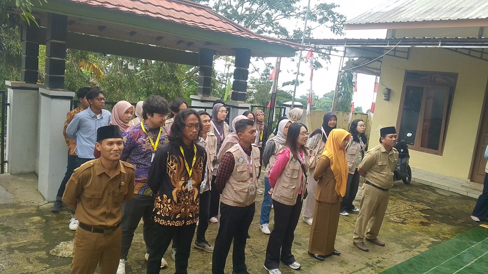 Hari ke empat belas (14). Apel pagi dan koordinasi perangkat dan KKN Desa Mendelem, piket balai desa, game edukatif SDN 01 Mendelem, dan sosialisasi isi piringku