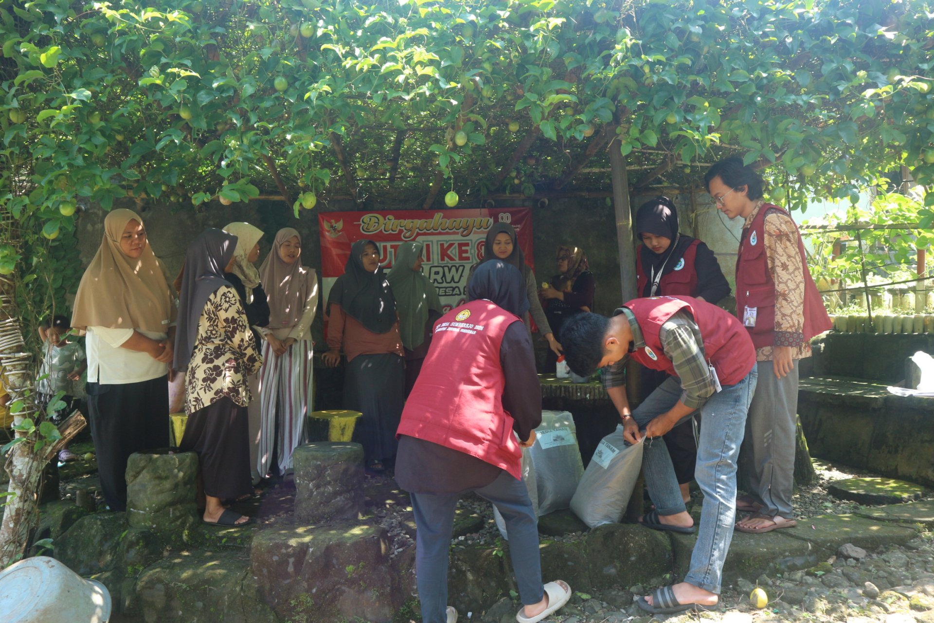 MELAKSANAKAN PROKER PENANAMAN DI DUSUN KALIBENING