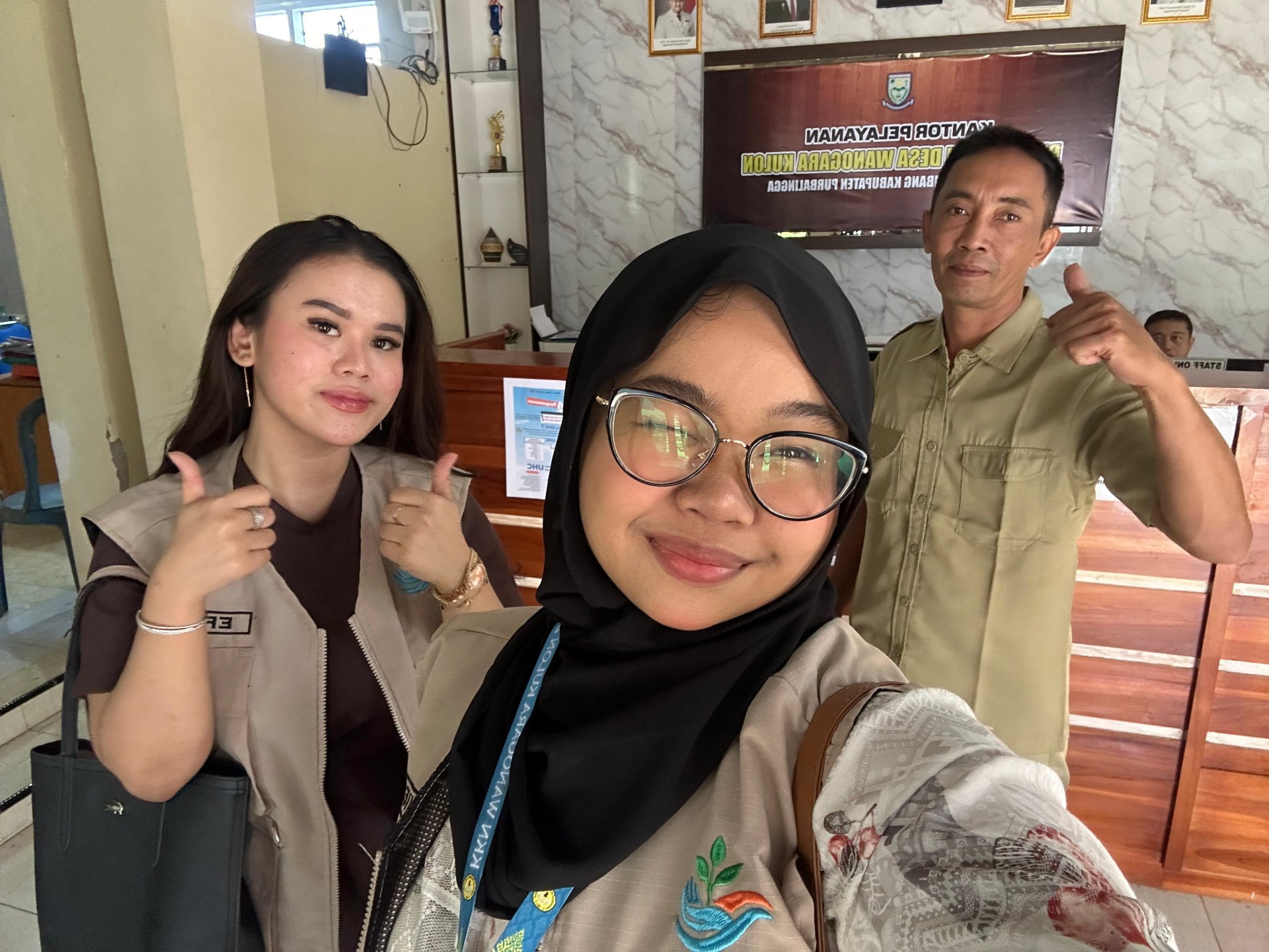 Mengikuti Kegiatan Bidang Layanan Pemerintah Desa di Balai Desa