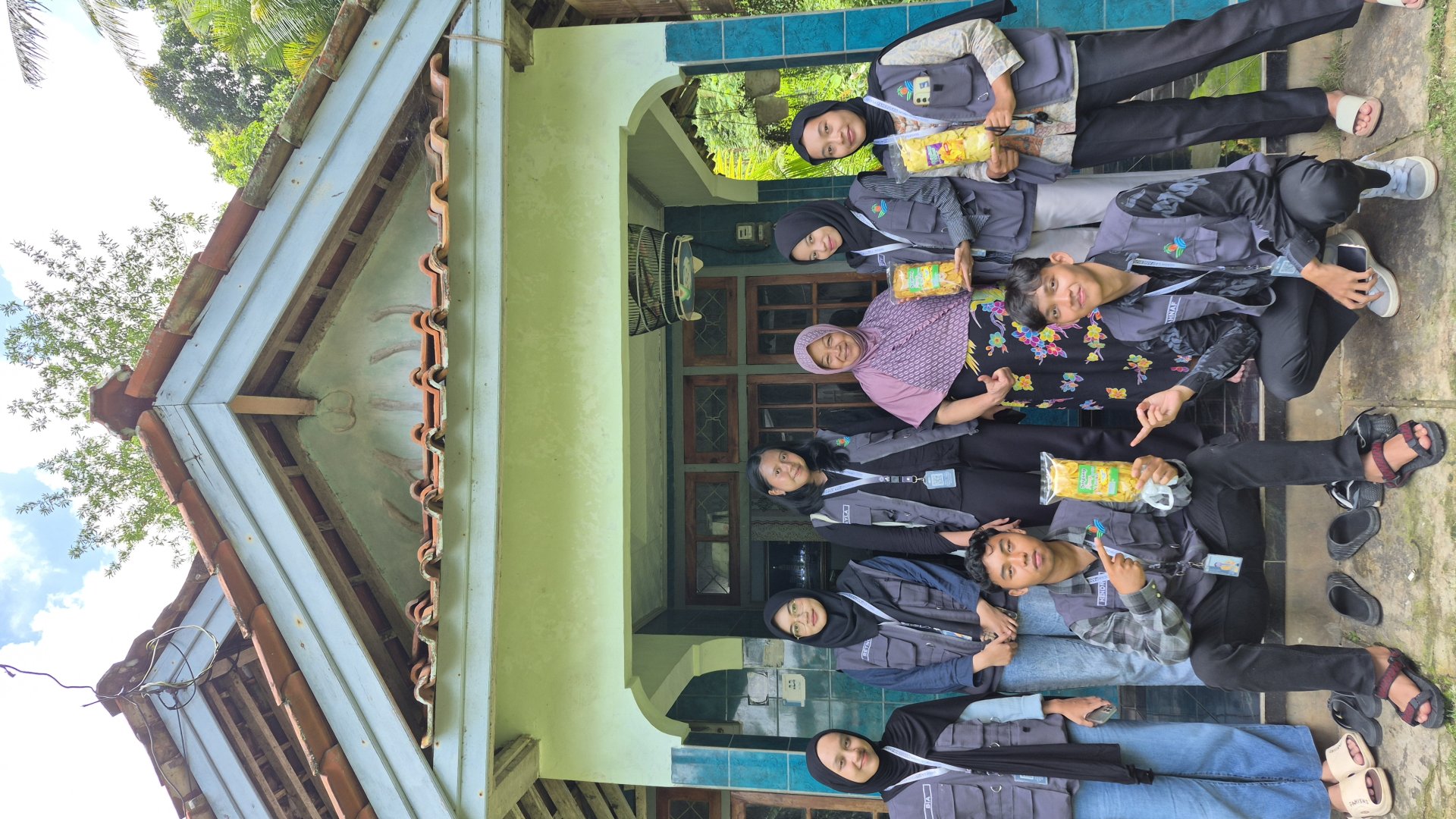 Melaksanakan program kerja bidang ekonomi