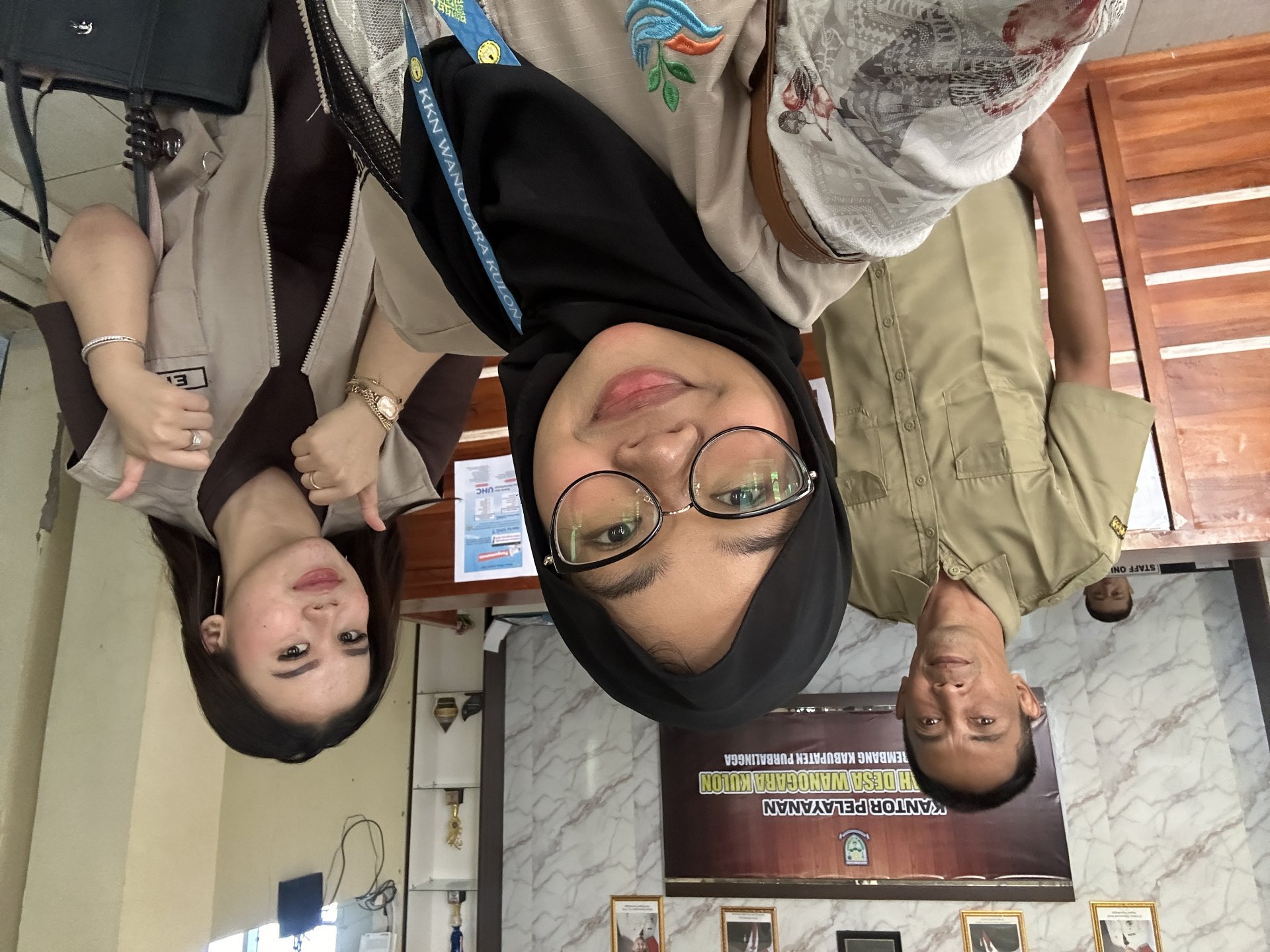 Membantu staff di balai desa dan makan bersama pak kadus.