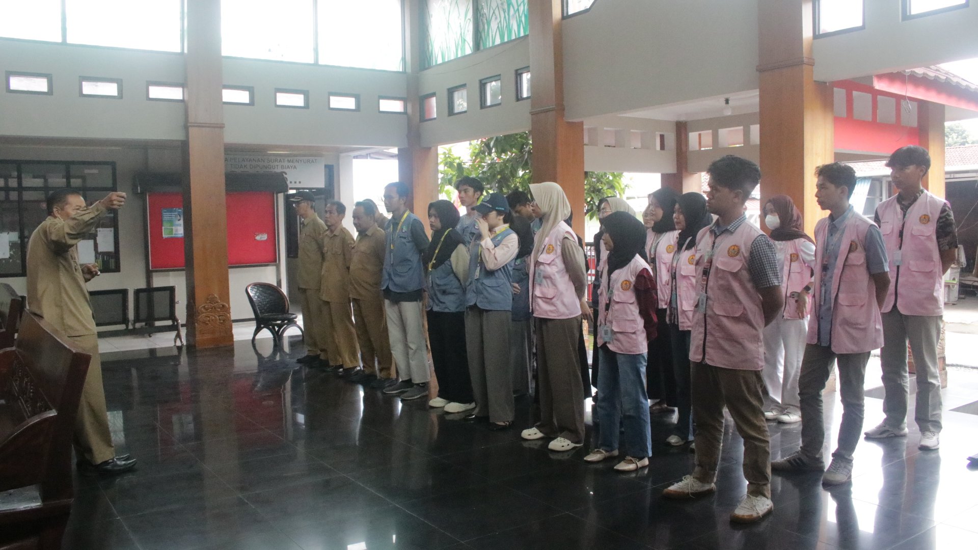 Apel Pagi di Balai Desa Sikasur