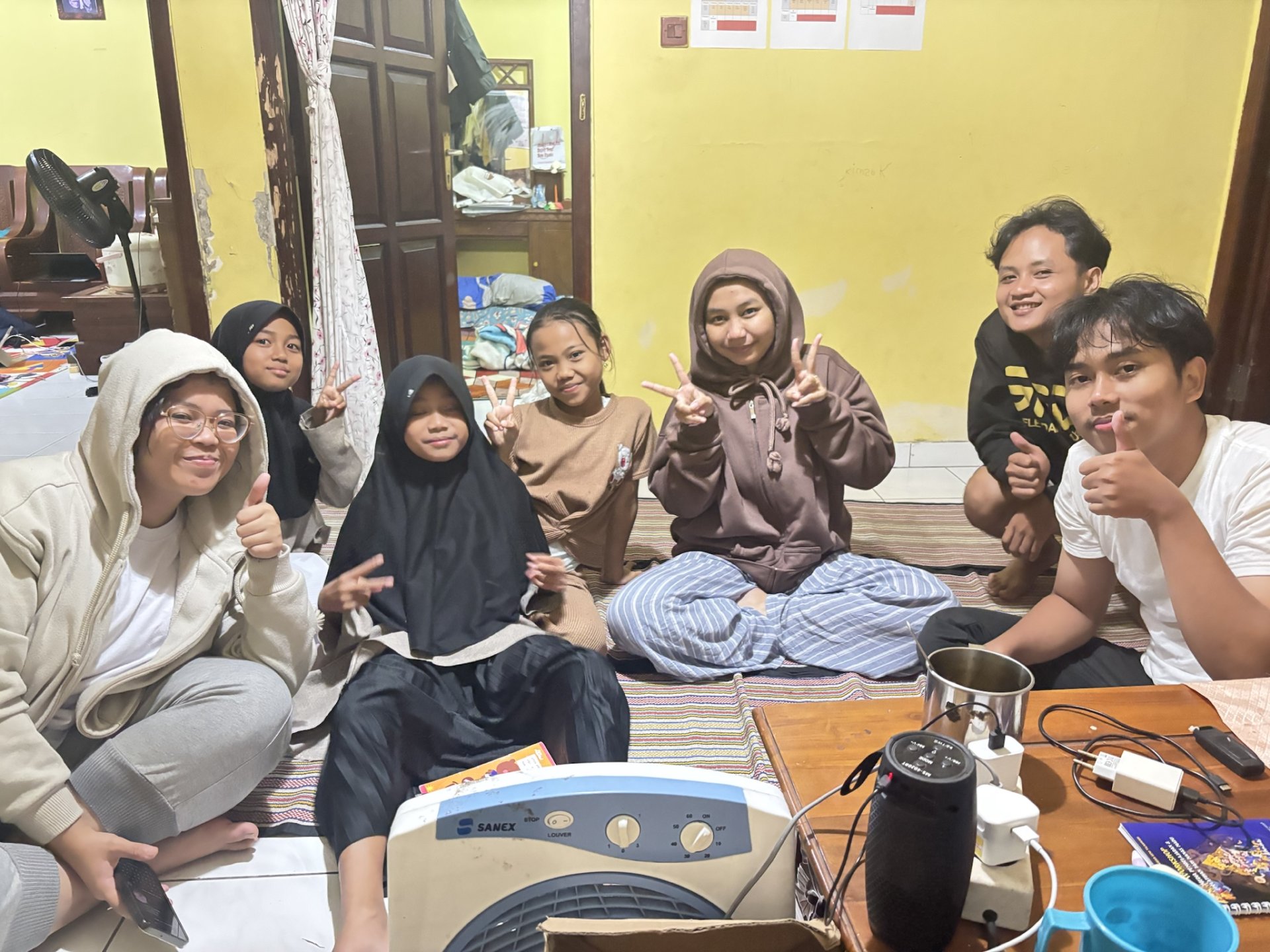 Kegiatan Mengajar Les Anak-Anak di Posko KKN