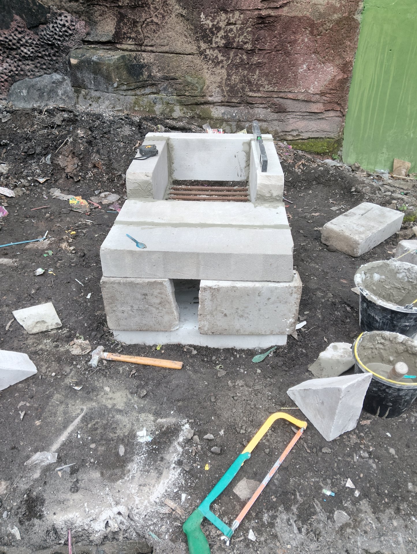 Membantu Pembuatan Incinerator KKN UGM