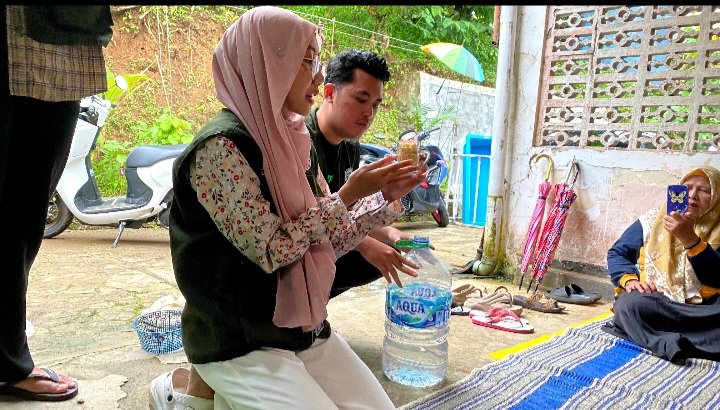 KKN DAY 13 : Pelaksanaan Program Kerja Divisi Lingkungan (Pemanfaatan Limbah Rumah Tangga Menjadi Pestisida Nabati)
