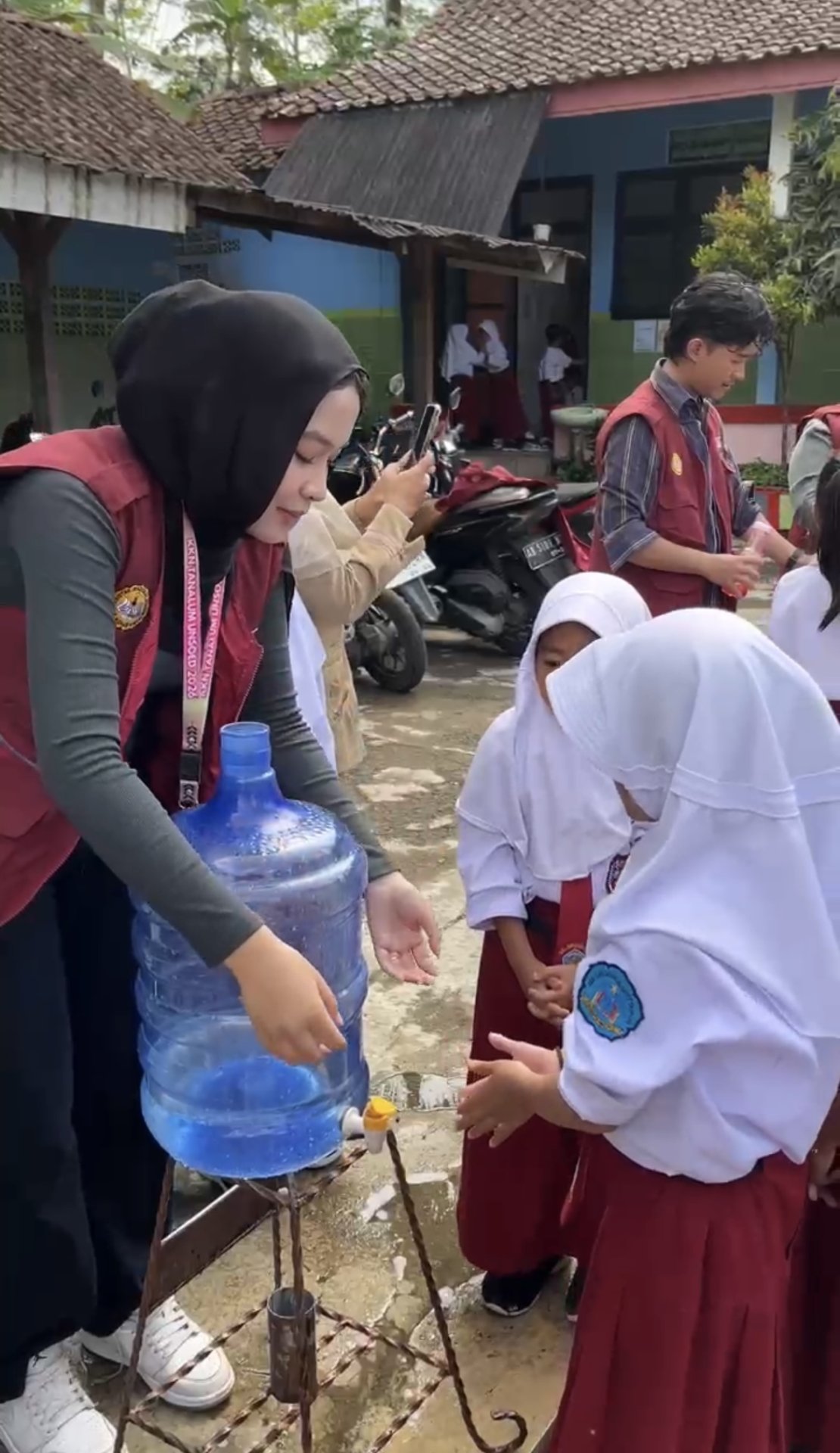 Sosialisasi dan Penerapan Perilaku Hidup Bersih dan Sehat melalui Praktik Cuci Tangan