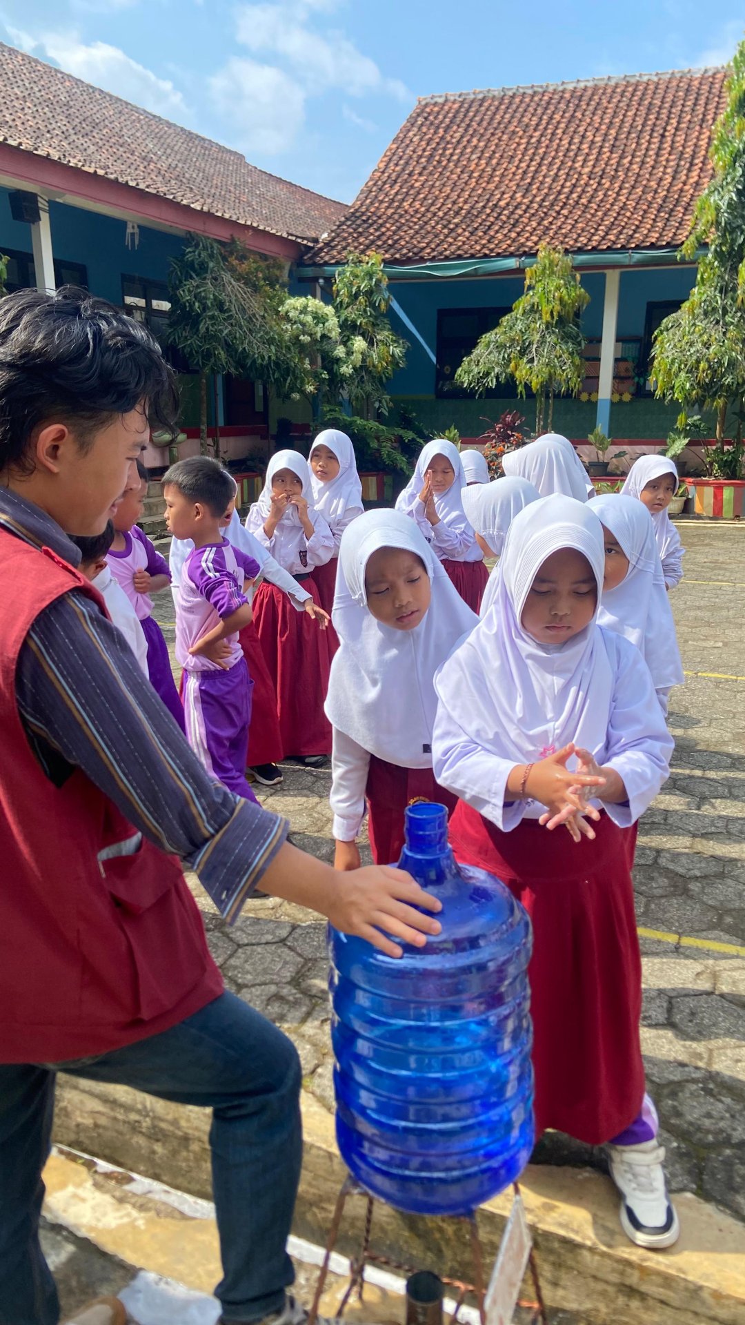 Sosialisasi dan Penerapan Perilaku Bersih dan Sehat melalui Praktik Cuci Tangan