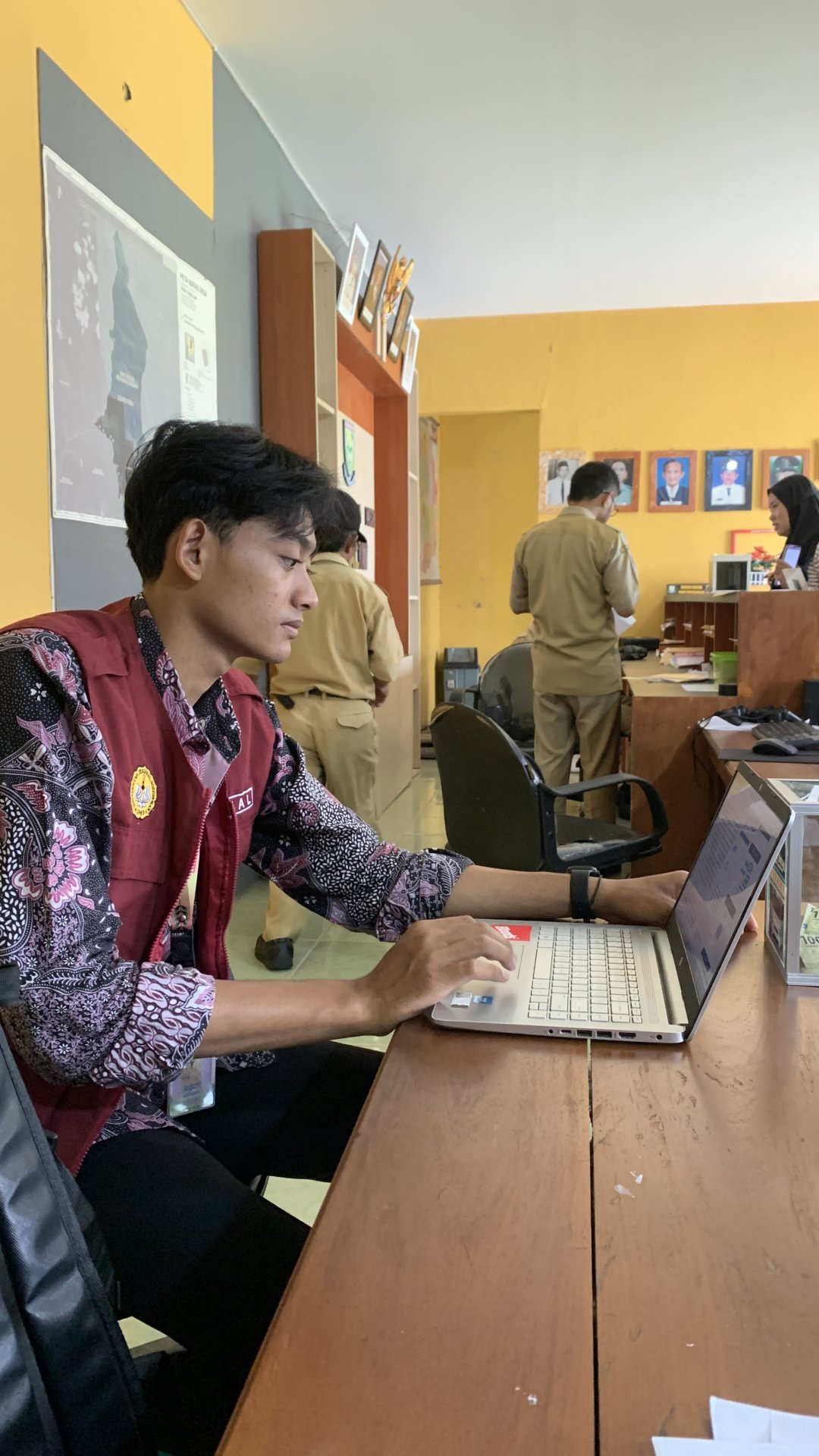 3. Piket Pelayanan Balai Desa Kegiatan piket pelayanan di Balai Desa