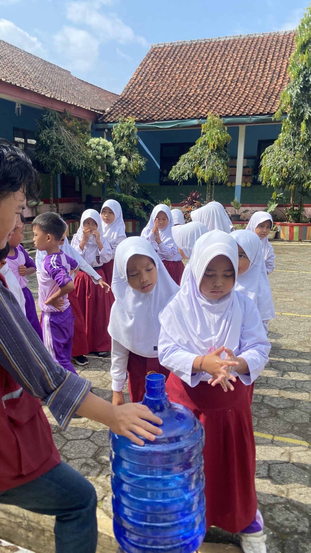 Sosialisasi dan Penerapan Perilaku Hidup Bersih dan Sehat melalui Praktik Cuci Tangan