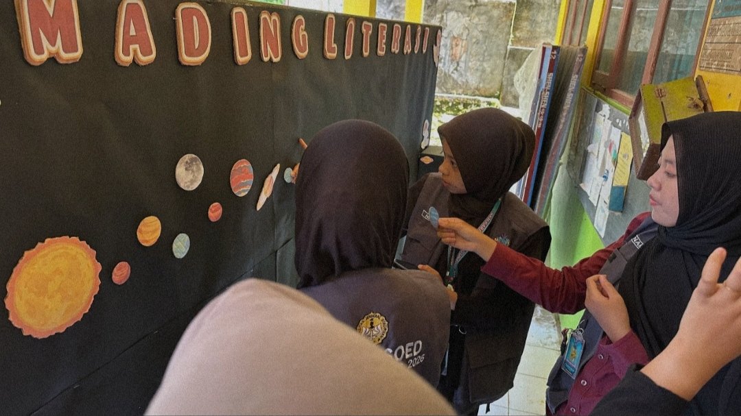 Penempelan Hiasan Mading Literasi